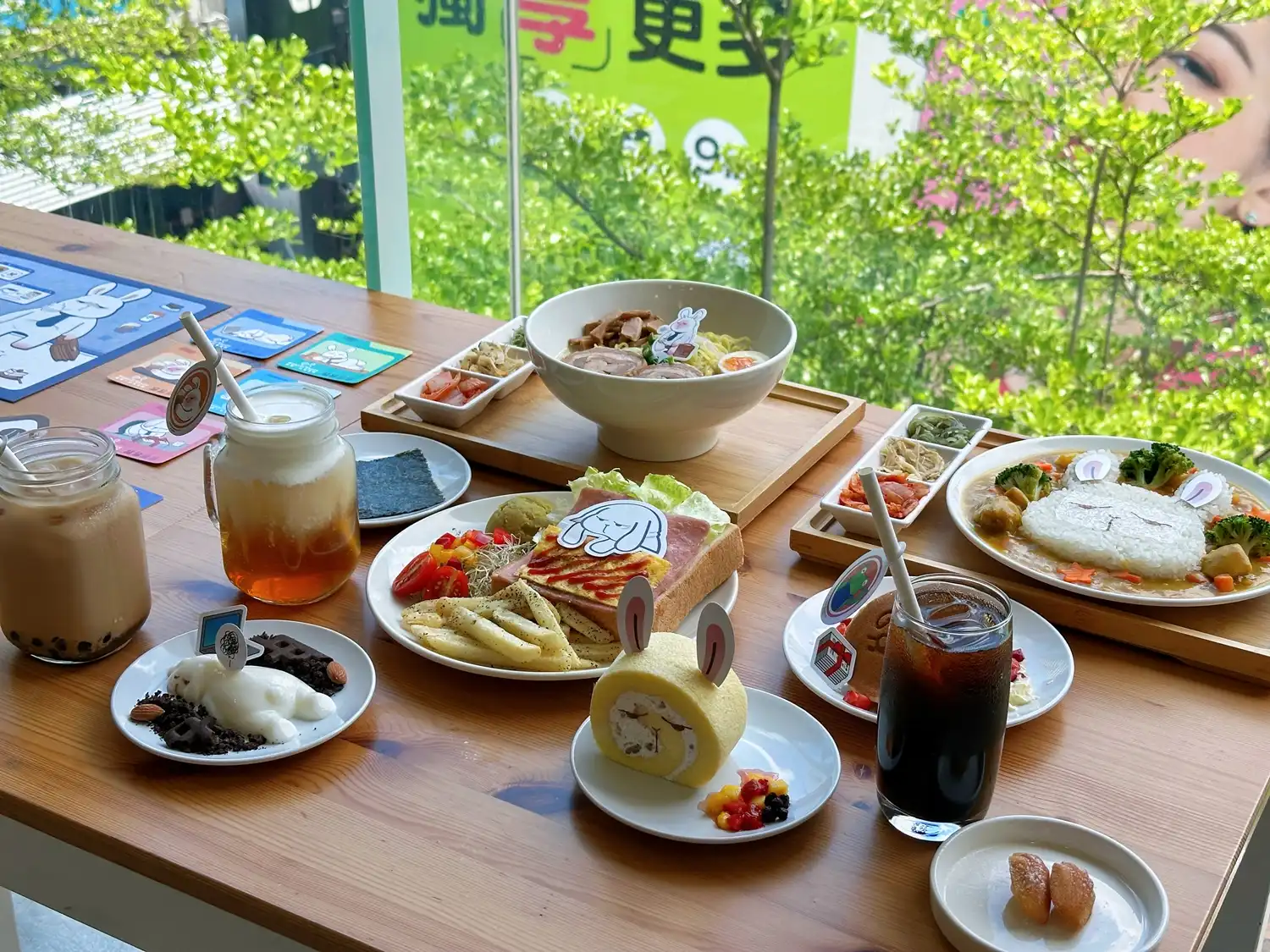 【開箱】《MONDAY BRUCE 星期一的布魯斯》X FANFANS CAFÉ 主題聯名咖啡廳，讓星期一上班都不憂鬱！