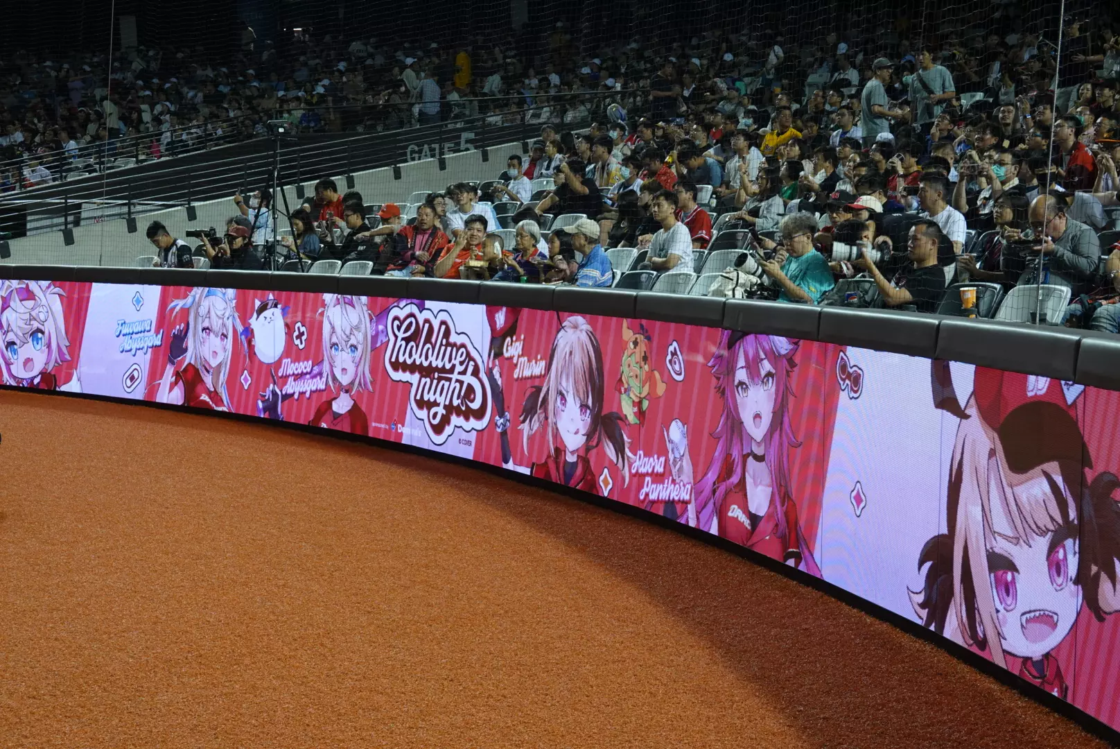 【開箱】味全龍 x Hololive EN 合作引爆大巨蛋！Hololive 締造者 Cover 社長 Yagoo 登板開球！