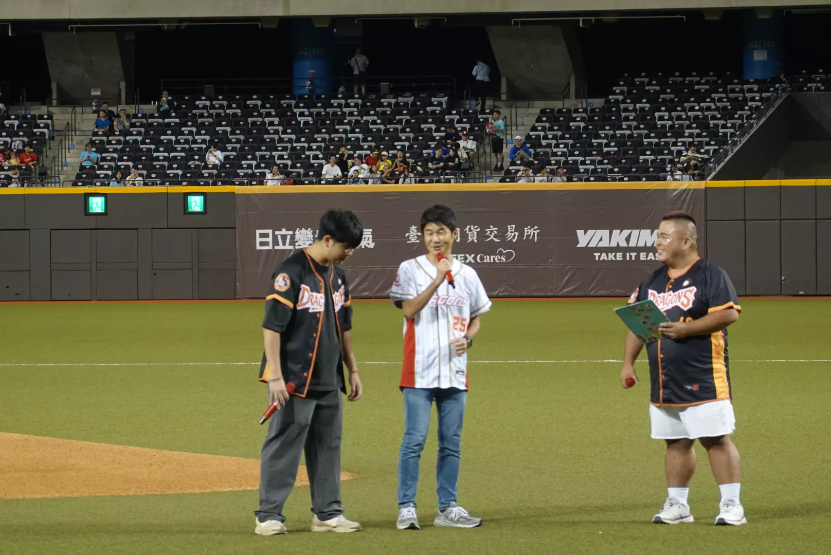 【開箱】味全龍 x Hololive EN 合作引爆大巨蛋！Hololive 締造者 Cover 社長 Yagoo 登板開球！