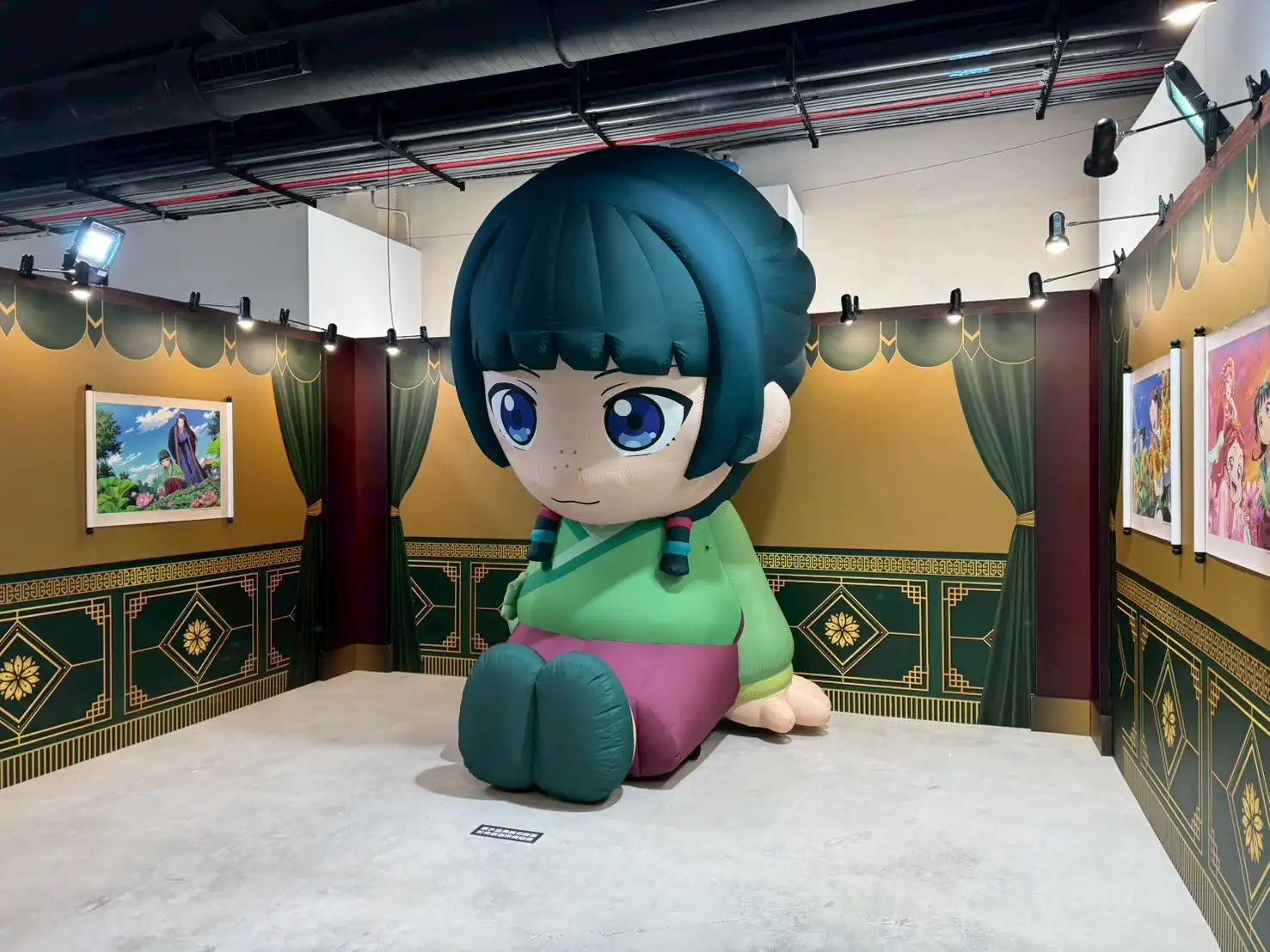 人氣動畫《藥師少女的獨語》快閃店駁二 8/30 盛大開展 粉絲「能參加到太幸福！」３ 米高貓貓氣偶　全台首曝光！精緻宮廷風場景、破百款首賣周邊　粉絲瘋搶