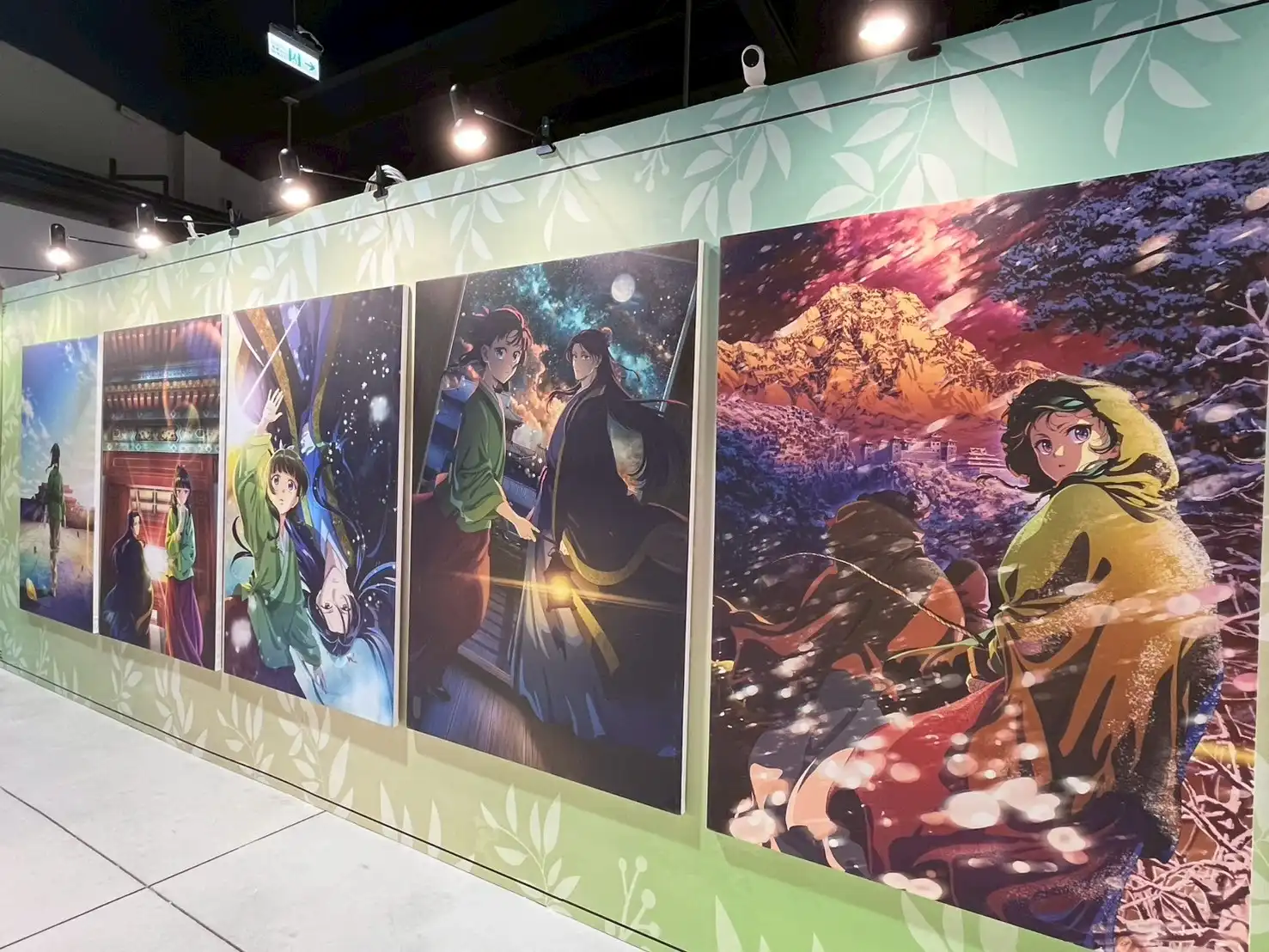 人氣動畫《藥師少女的獨語》快閃店駁二 8/30 盛大開展 粉絲「能參加到太幸福！」３ 米高貓貓氣偶　全台首曝光！精緻宮廷風場景、破百款首賣周邊　粉絲瘋搶