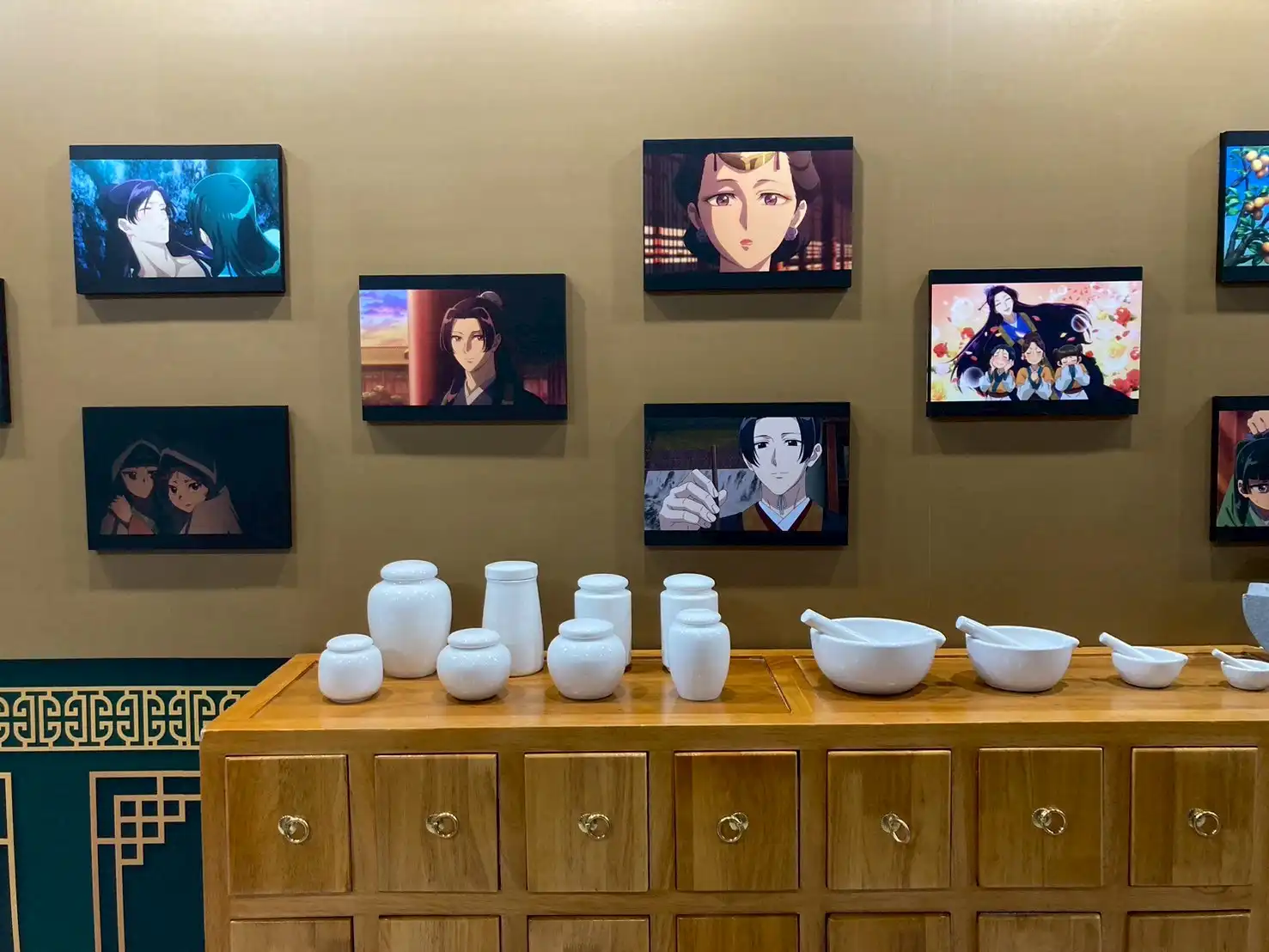 人氣動畫《藥師少女的獨語》快閃店駁二 8/30 盛大開展 粉絲「能參加到太幸福！」３ 米高貓貓氣偶　全台首曝光！精緻宮廷風場景、破百款首賣周邊　粉絲瘋搶