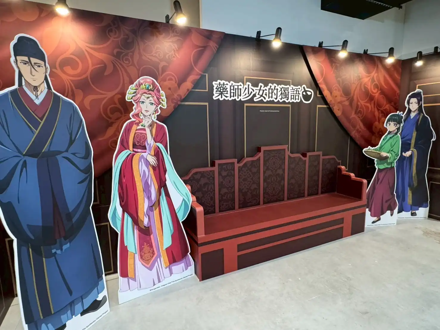 人氣動畫《藥師少女的獨語》快閃店駁二 8/30 盛大開展 粉絲「能參加到太幸福！」３ 米高貓貓氣偶　全台首曝光！精緻宮廷風場景、破百款首賣周邊　粉絲瘋搶