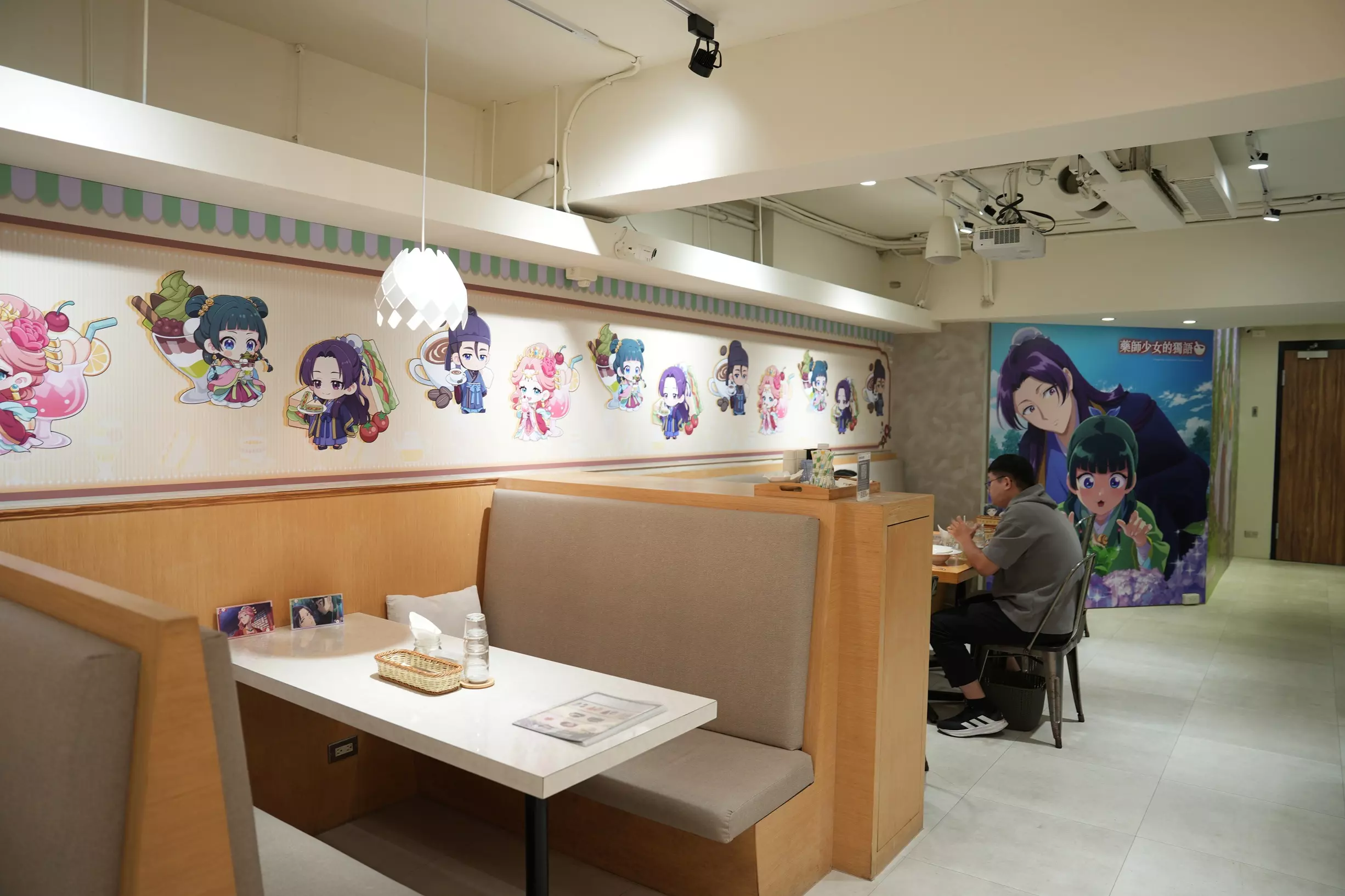 【開箱】《藥屋少女的獨語》x 萌番 More Fun 聯動主題餐廳！ 貓貓的藥草饗宴限時登場