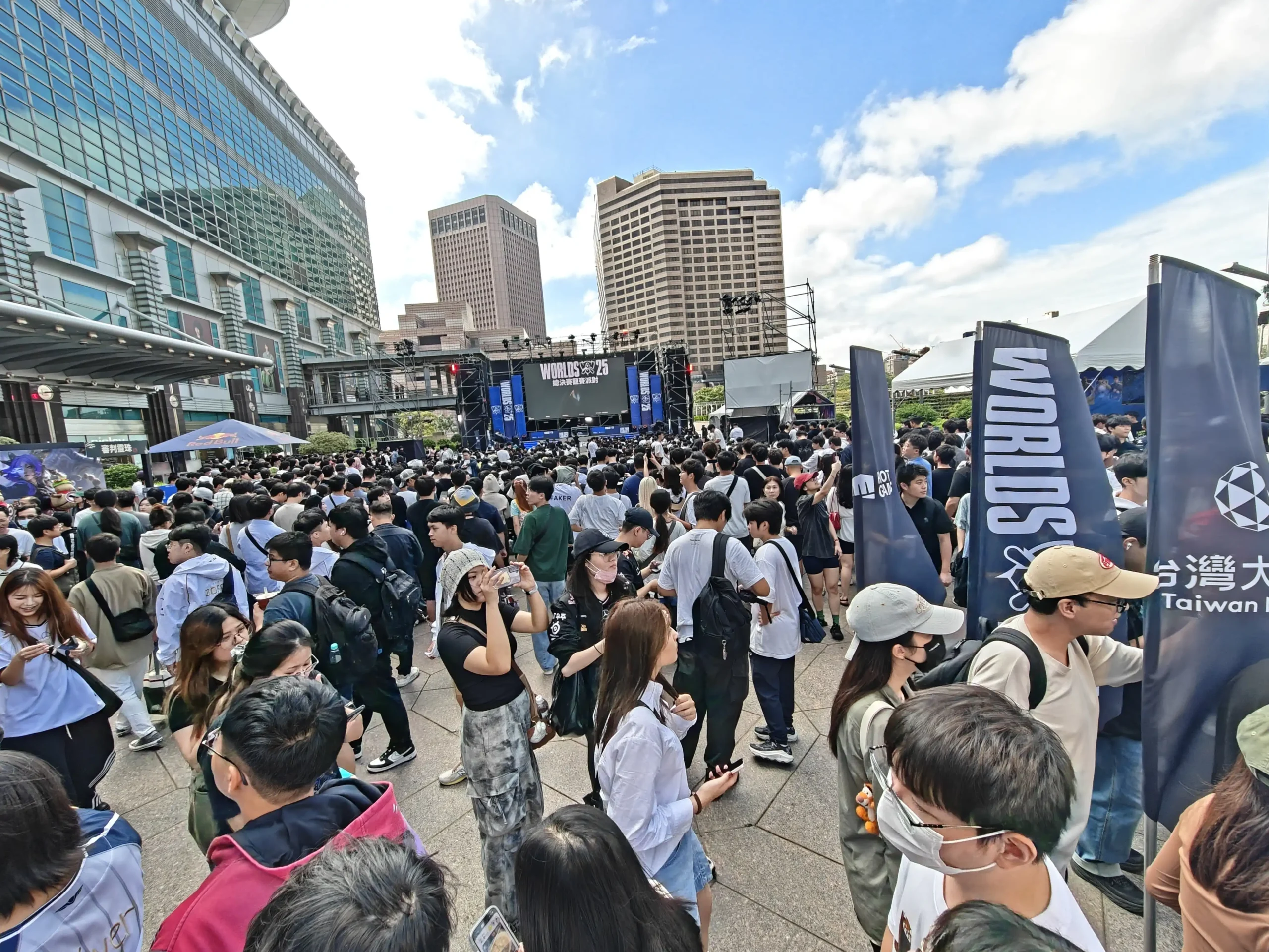 《英雄聯盟》見證六冠傳奇誕生 101 水舞廣場 觀賽派對賽後回顧