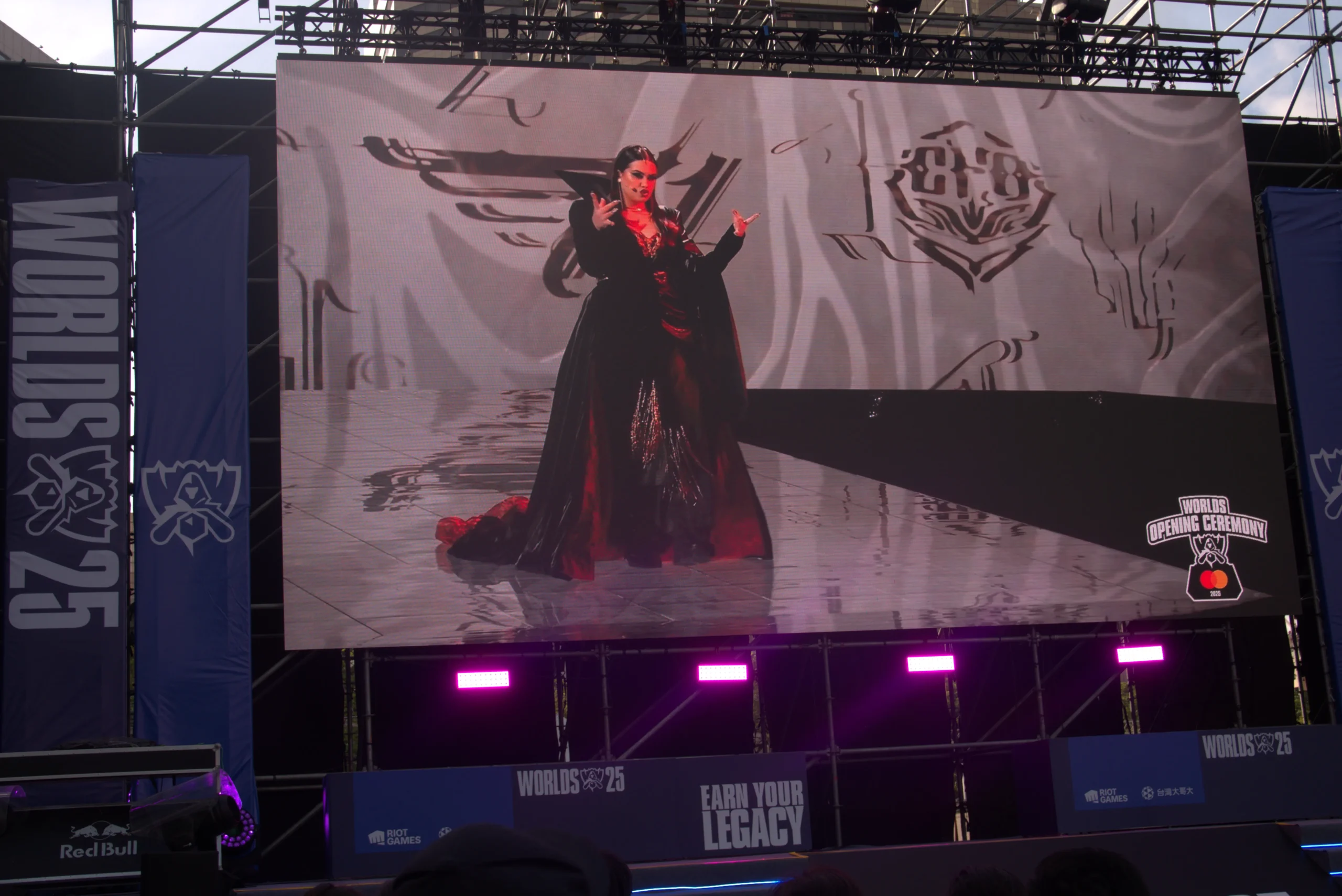 《英雄聯盟》見證六冠傳奇誕生 101 水舞廣場 觀賽派對賽後回顧