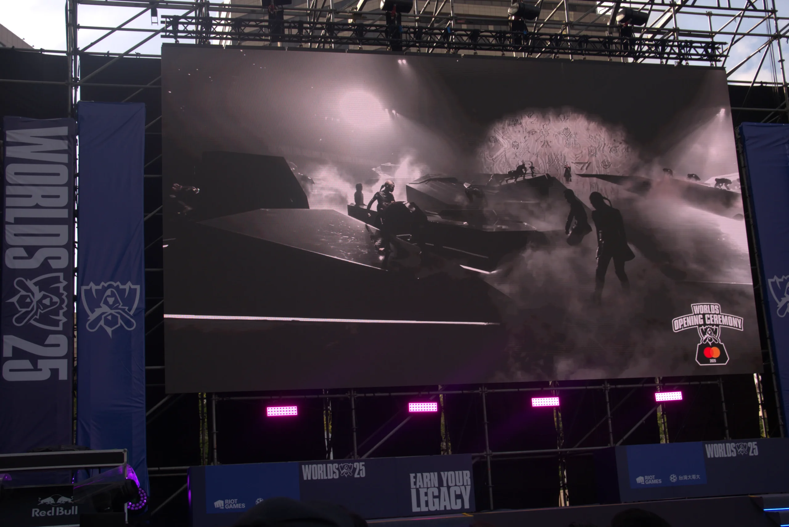 《英雄聯盟》見證六冠傳奇誕生 101 水舞廣場 觀賽派對賽後回顧