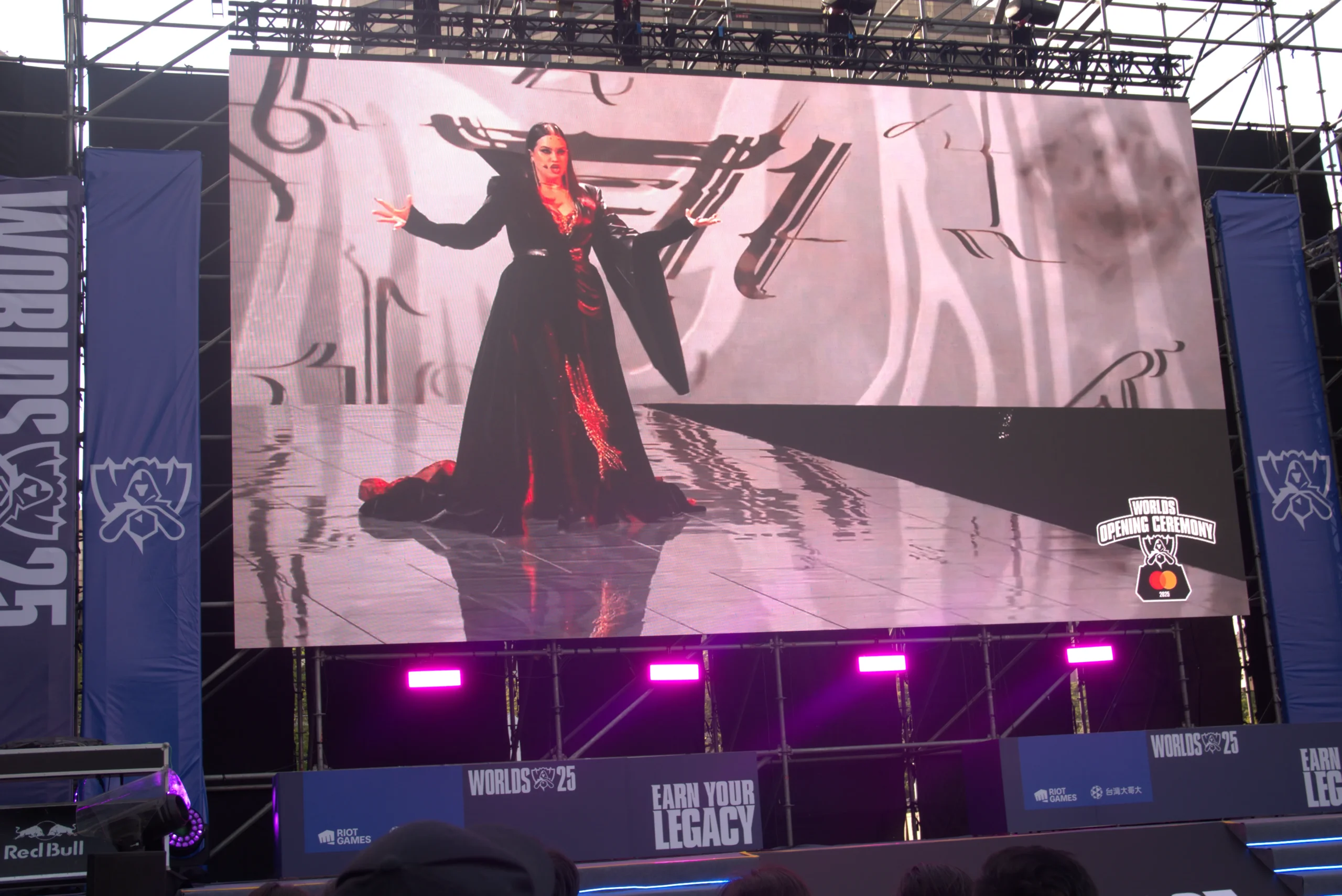 《英雄聯盟》見證六冠傳奇誕生 101 水舞廣場 觀賽派對賽後回顧