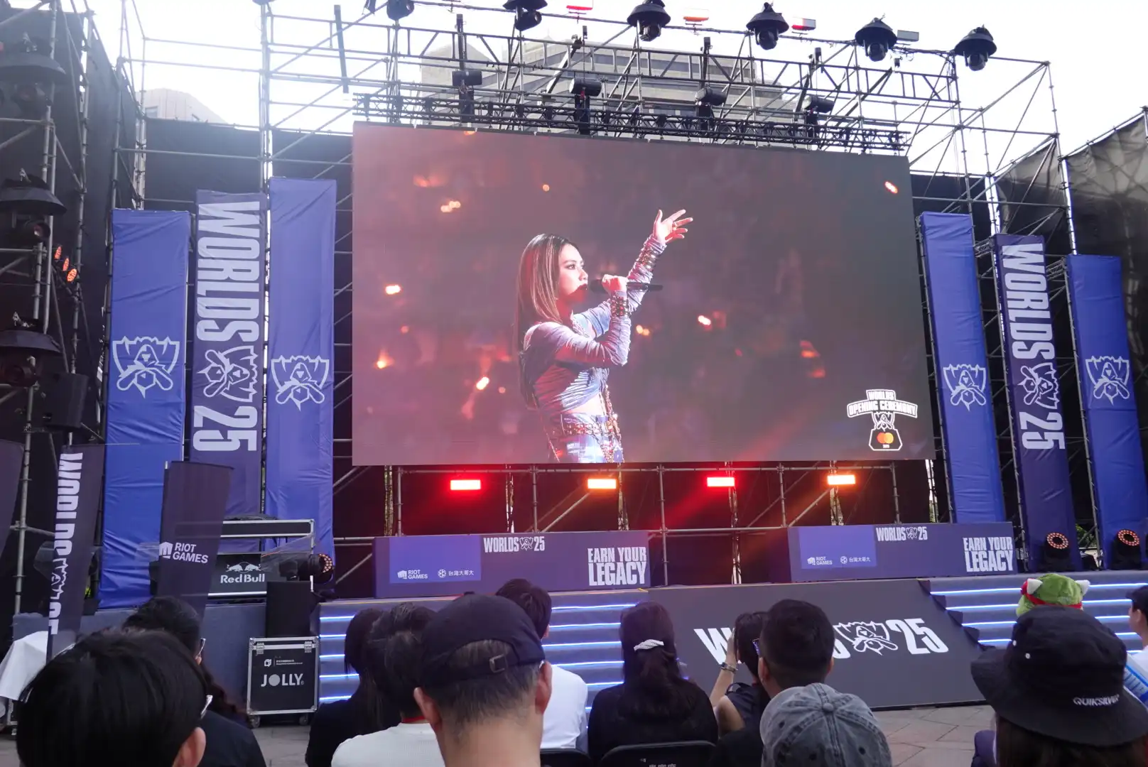 《英雄聯盟》見證六冠傳奇誕生 101 水舞廣場 觀賽派對賽後回顧