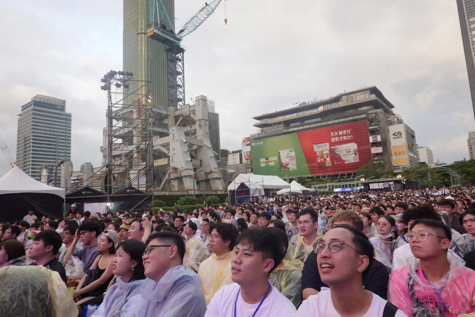 《英雄聯盟》見證六冠傳奇誕生 101 水舞廣場 觀賽派對賽後回顧