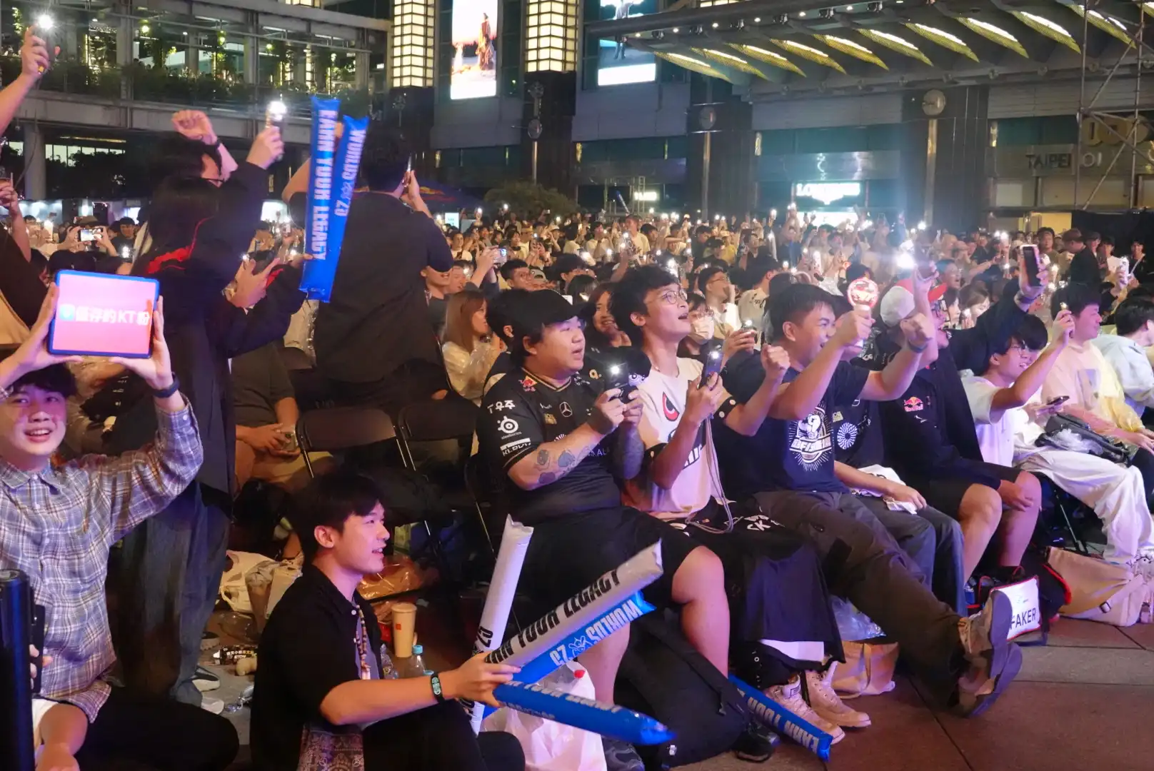 《英雄聯盟》見證六冠傳奇誕生 101 水舞廣場 觀賽派對賽後回顧