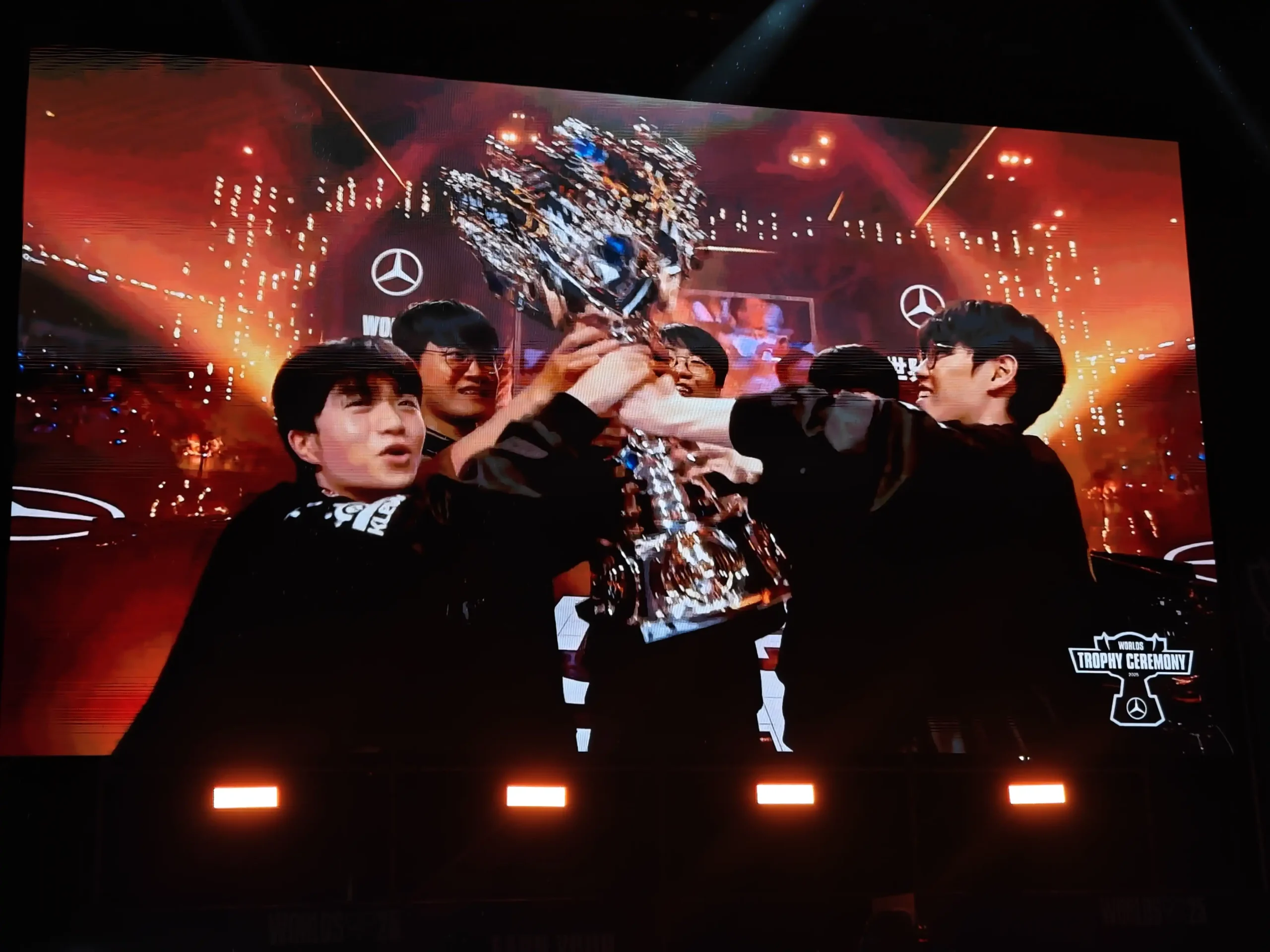 《英雄聯盟》見證六冠傳奇誕生 101 水舞廣場 觀賽派對賽後回顧