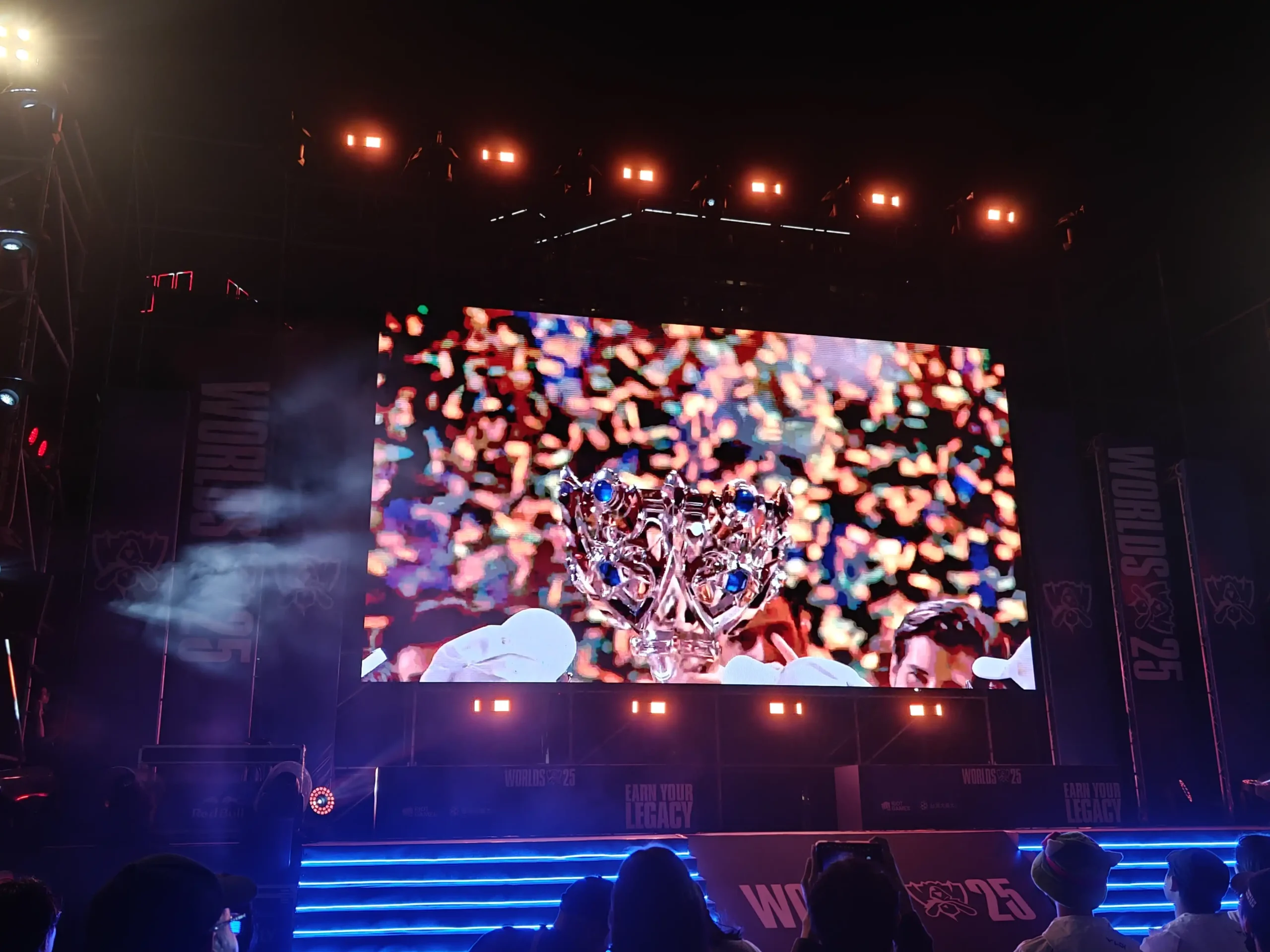 《英雄聯盟》見證六冠傳奇誕生 101 水舞廣場 觀賽派對賽後回顧