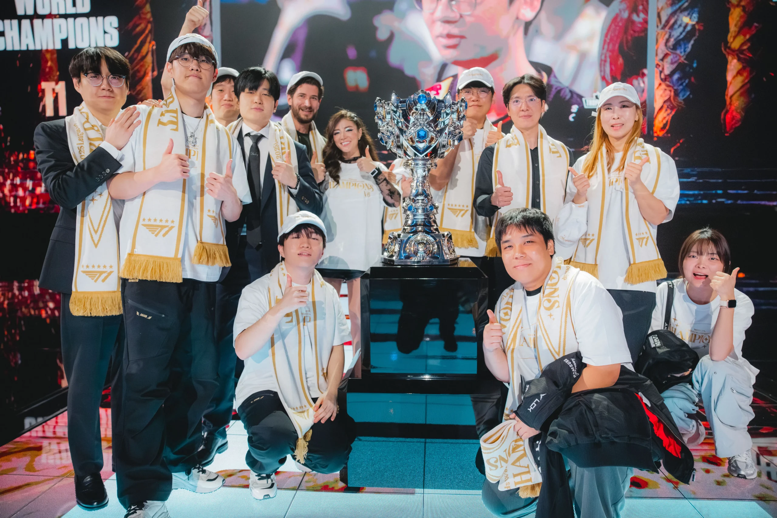 《英雄聯盟》六冠傳奇！T1 力壓 KT 衛冕 2025 世界賽冠軍 完成三連霸之夢 電信大戰賽後回顧