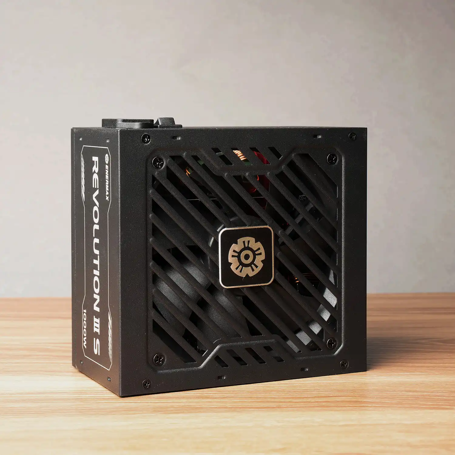 ENERMAX 保銳科技推出 REVOLUTION III S 1000W白金 ATX 3.1 電源供應器
