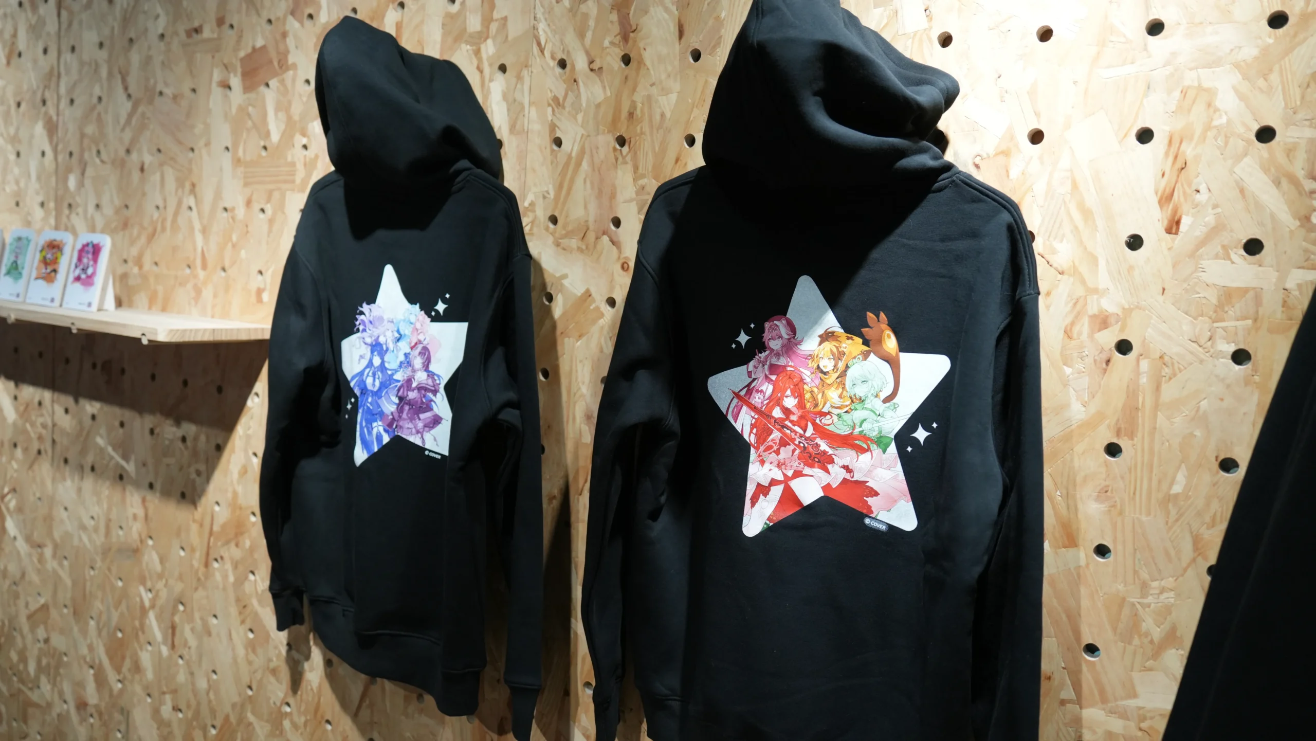 【開箱】延續兩大陣營的交鋒！萌番 More Fun x hololive EN《Advent VS Justice》合作主題餐廳登場！