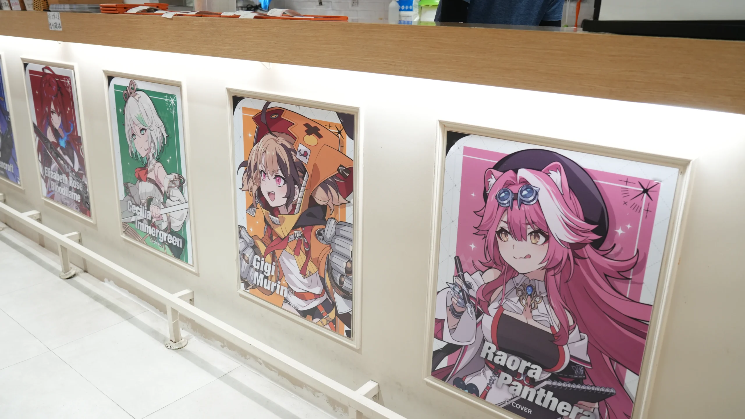 【開箱】延續兩大陣營的交鋒！萌番 More Fun x hololive EN《Advent VS Justice》合作主題餐廳登場！