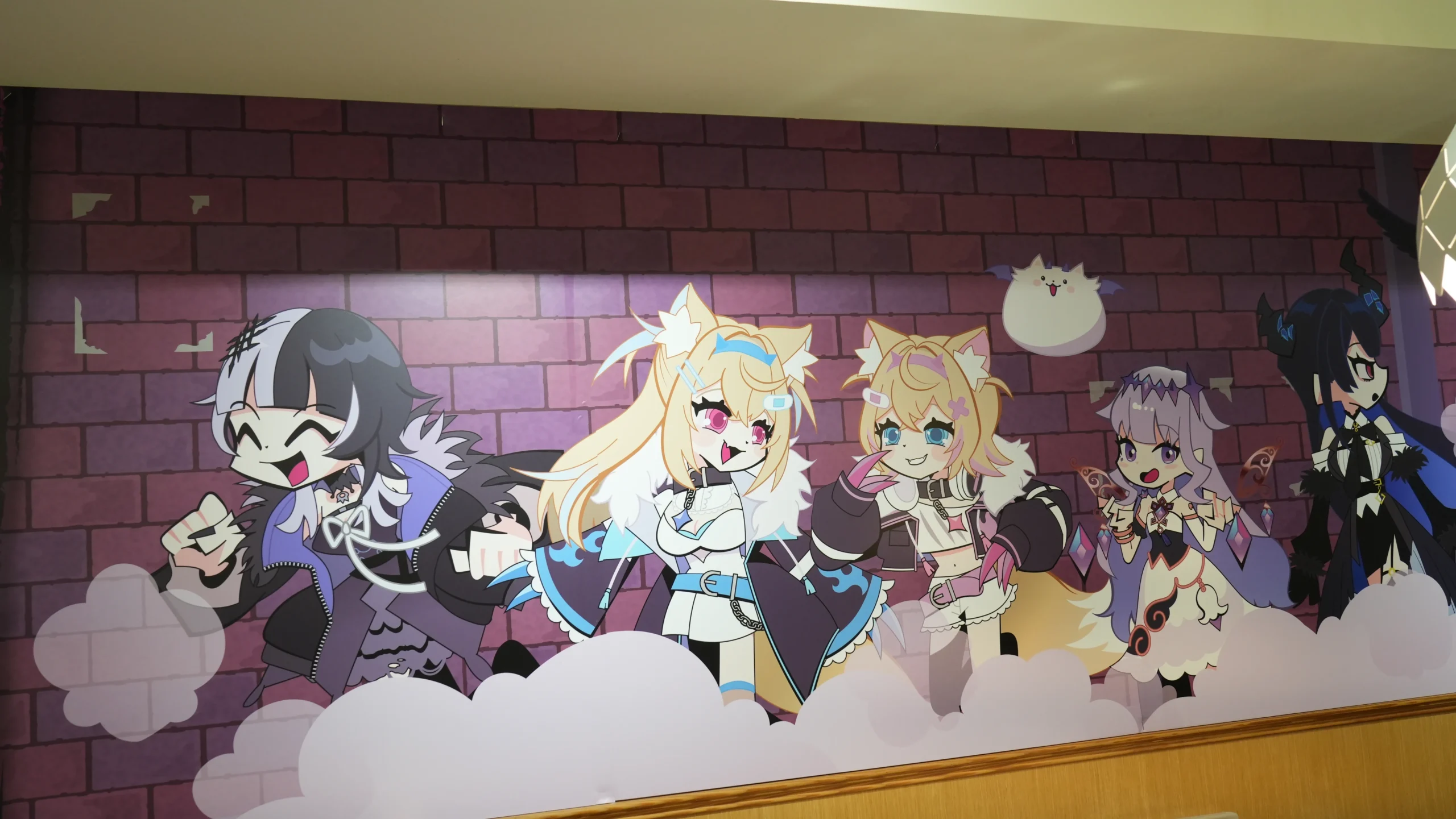 【開箱】延續兩大陣營的交鋒！萌番 More Fun x hololive EN《Advent VS Justice》合作主題餐廳登場！