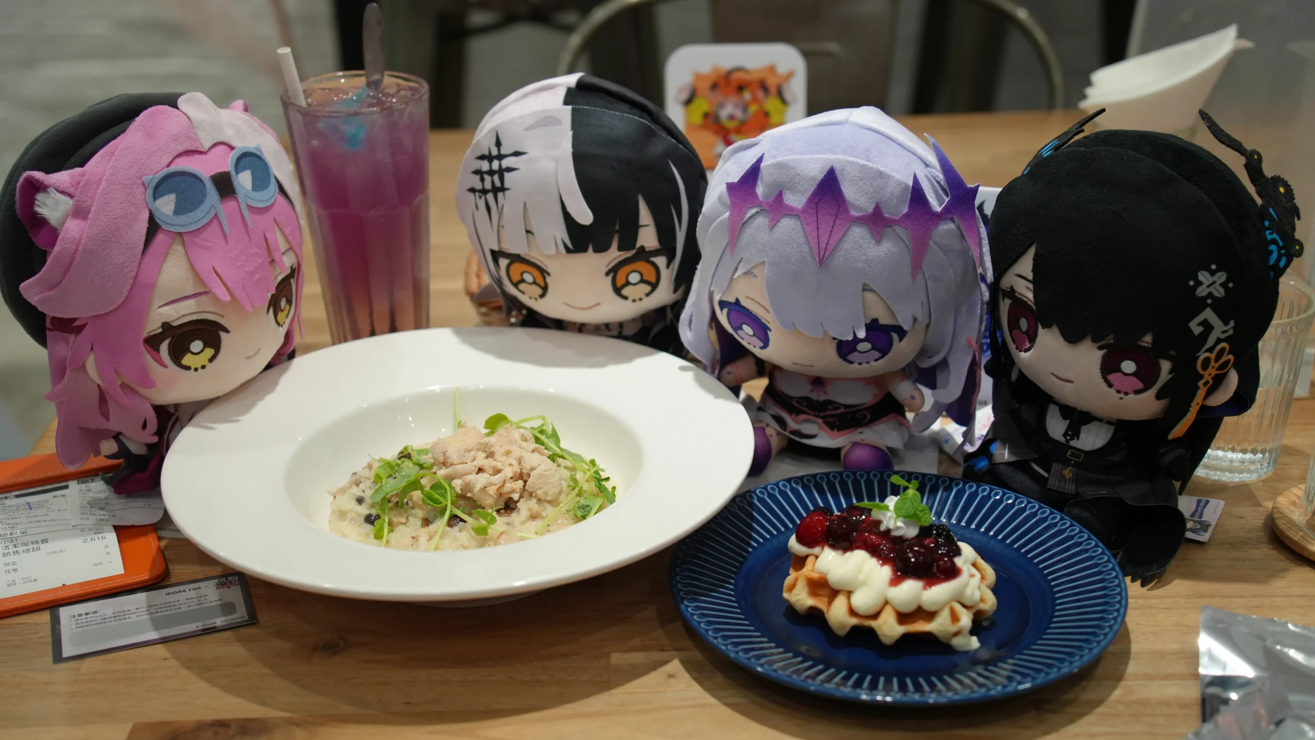 【開箱】延續兩大陣營的交鋒！萌番 More Fun x hololive EN《Advent VS Justice》合作主題餐廳登場！