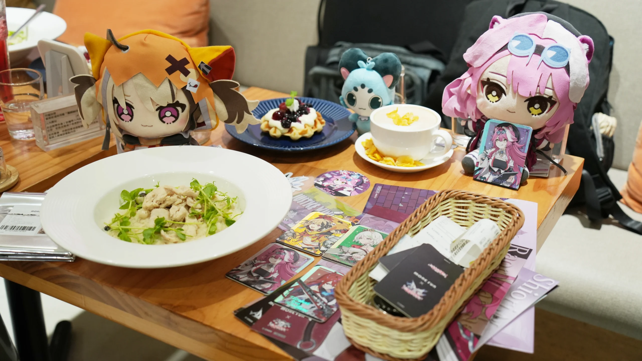 【開箱】延續兩大陣營的交鋒！萌番 More Fun x hololive EN《Advent VS Justice》合作主題餐廳登場！