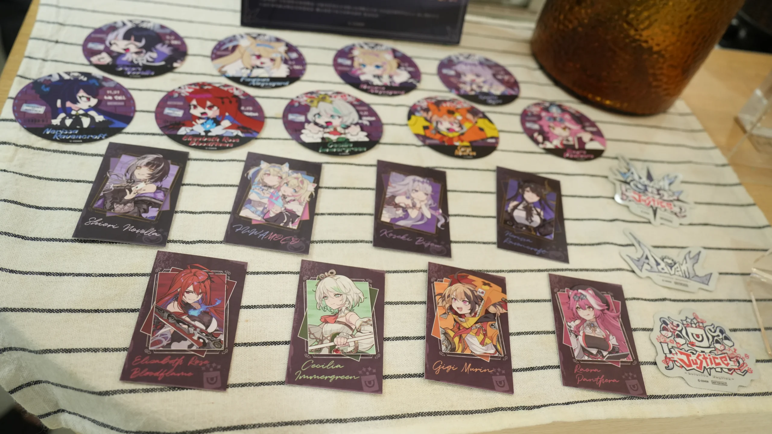 【開箱】延續兩大陣營的交鋒！萌番 More Fun x hololive EN《Advent VS Justice》合作主題餐廳登場！