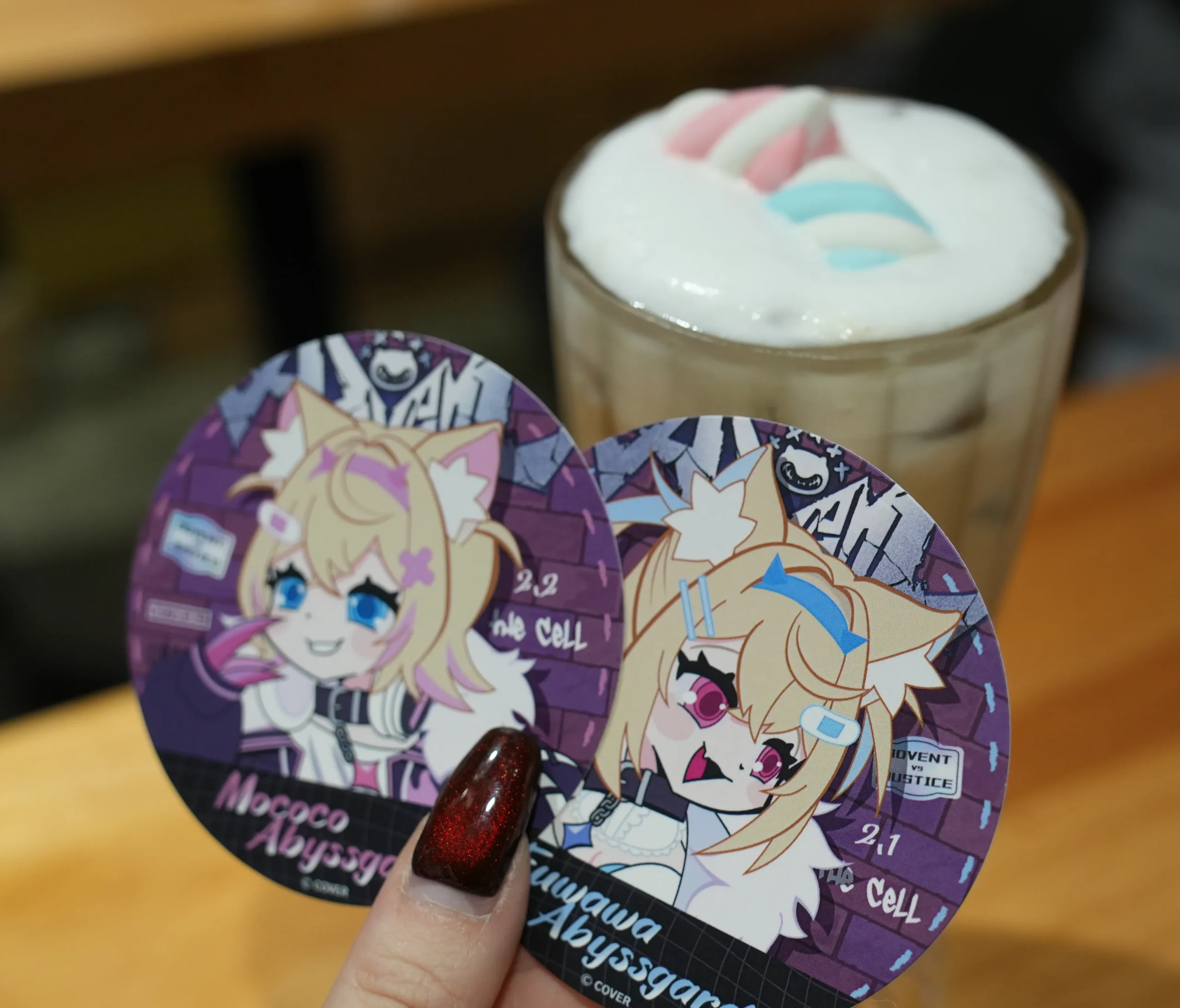 【開箱】延續兩大陣營的交鋒！萌番 More Fun x hololive EN《Advent VS Justice》合作主題餐廳登場！