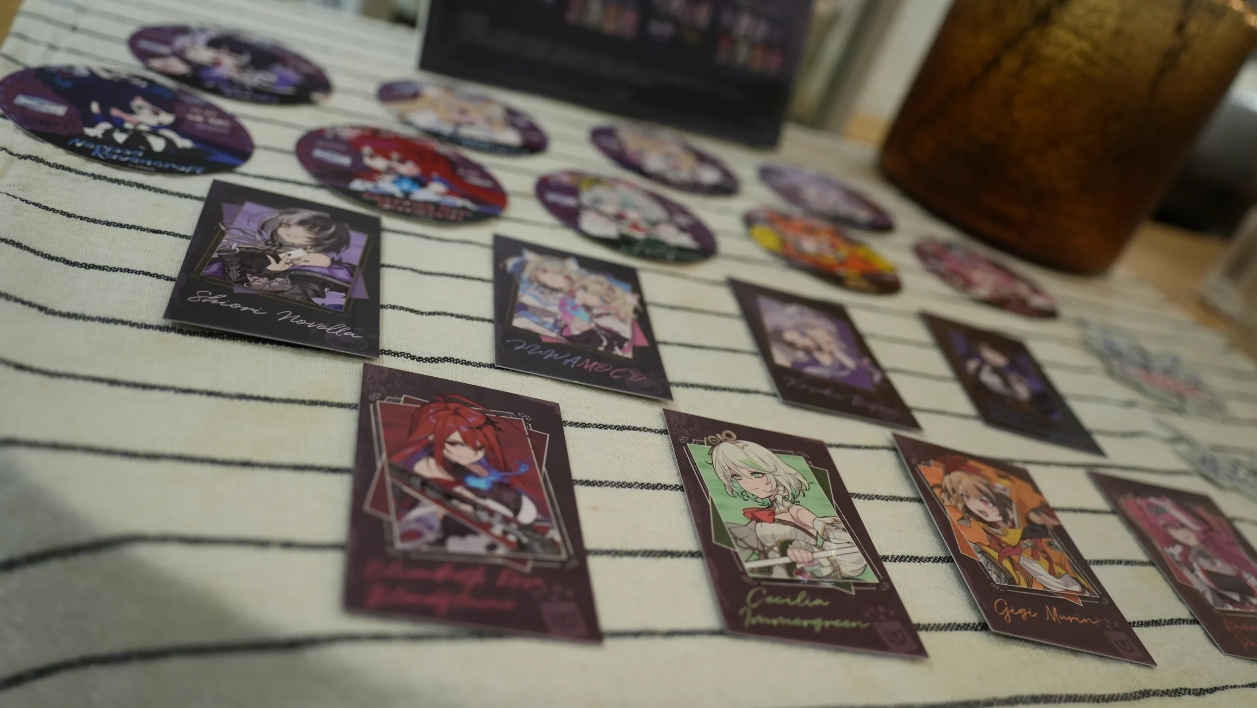 【開箱】延續兩大陣營的交鋒！萌番 More Fun x hololive EN《Advent VS Justice》合作主題餐廳登場！