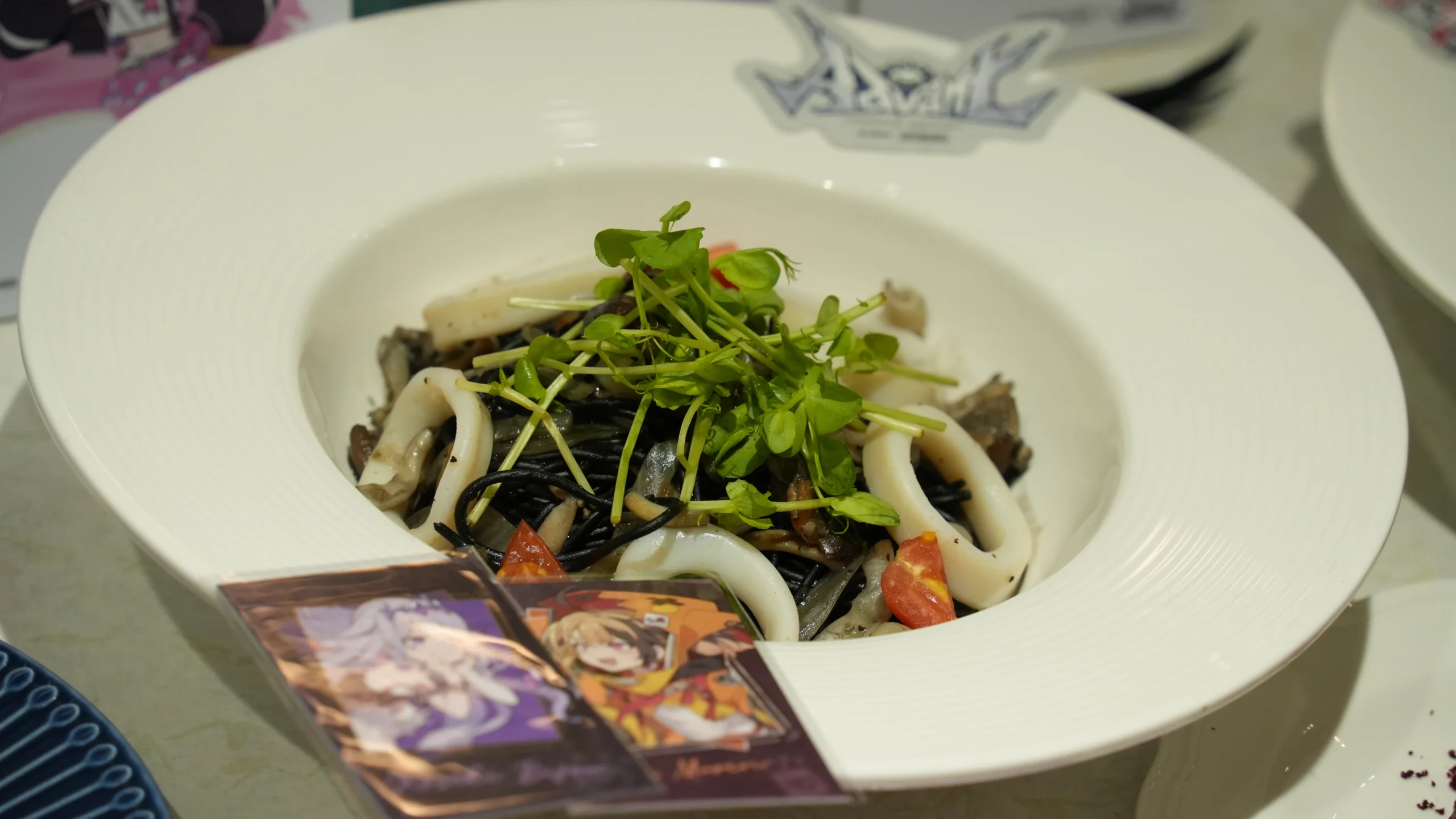 【開箱】延續兩大陣營的交鋒！萌番 More Fun x hololive EN《Advent VS Justice》合作主題餐廳登場！