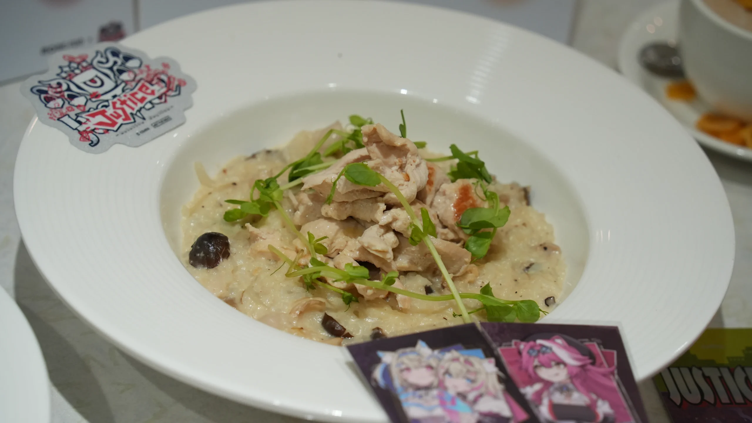 【開箱】延續兩大陣營的交鋒！萌番 More Fun x hololive EN《Advent VS Justice》合作主題餐廳登場！