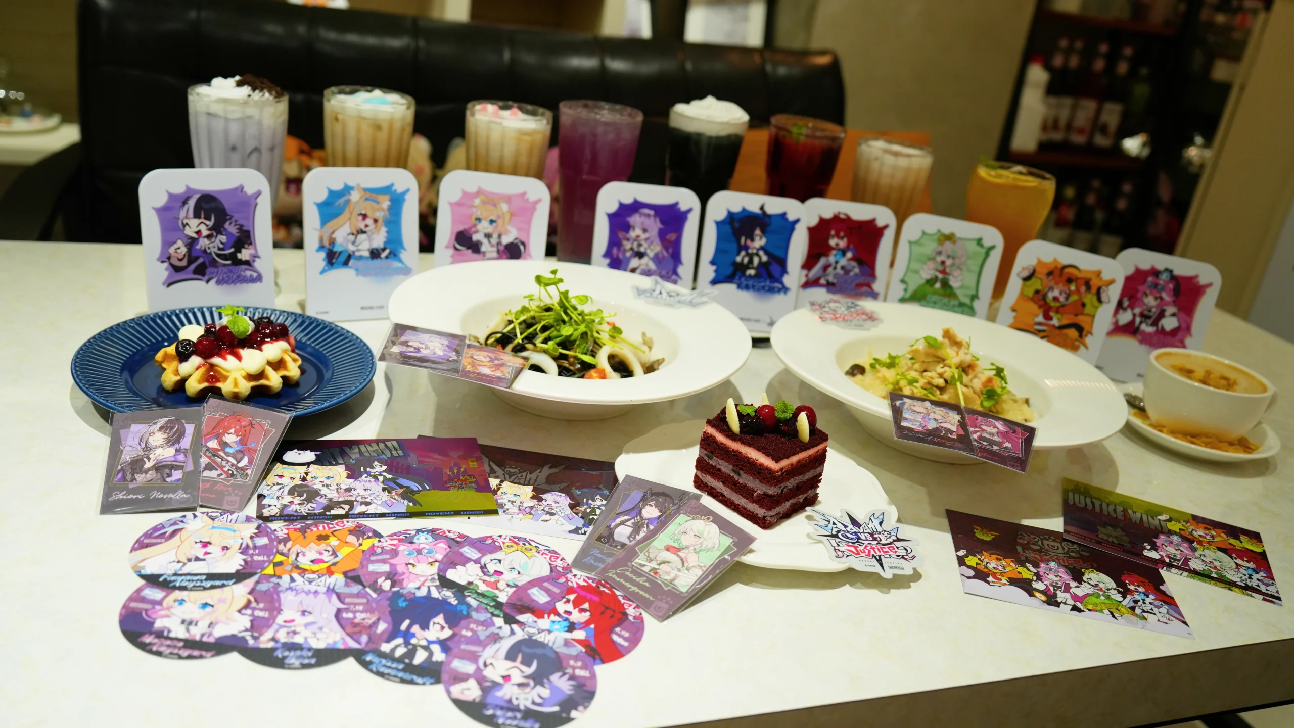 【開箱】延續兩大陣營的交鋒！萌番 More Fun x hololive EN《Advent VS Justice》合作主題餐廳登場！