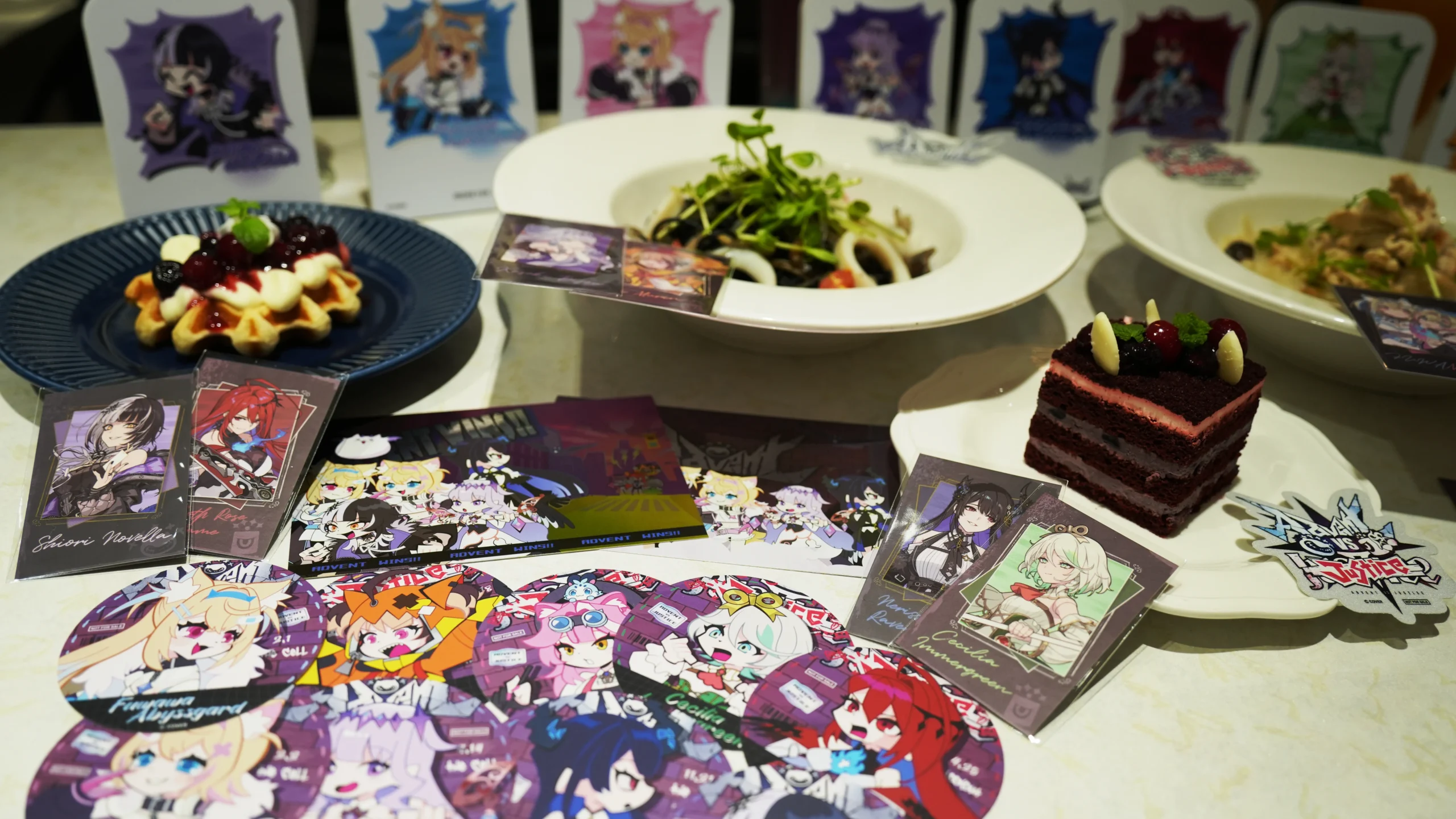 【開箱】延續兩大陣營的交鋒！萌番 More Fun x hololive EN《Advent VS Justice》合作主題餐廳登場！