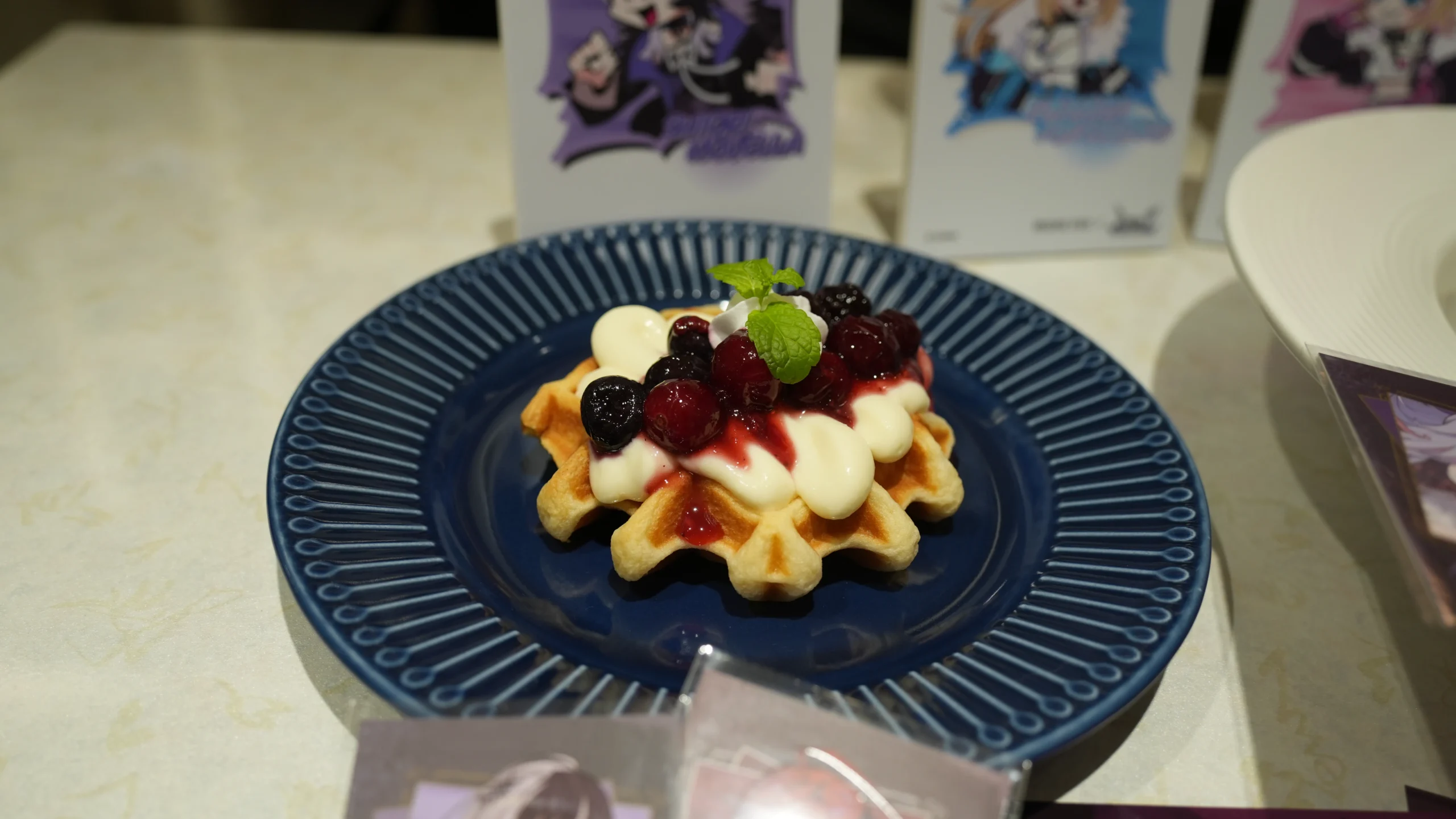 【開箱】延續兩大陣營的交鋒！萌番 More Fun x hololive EN《Advent VS Justice》合作主題餐廳登場！