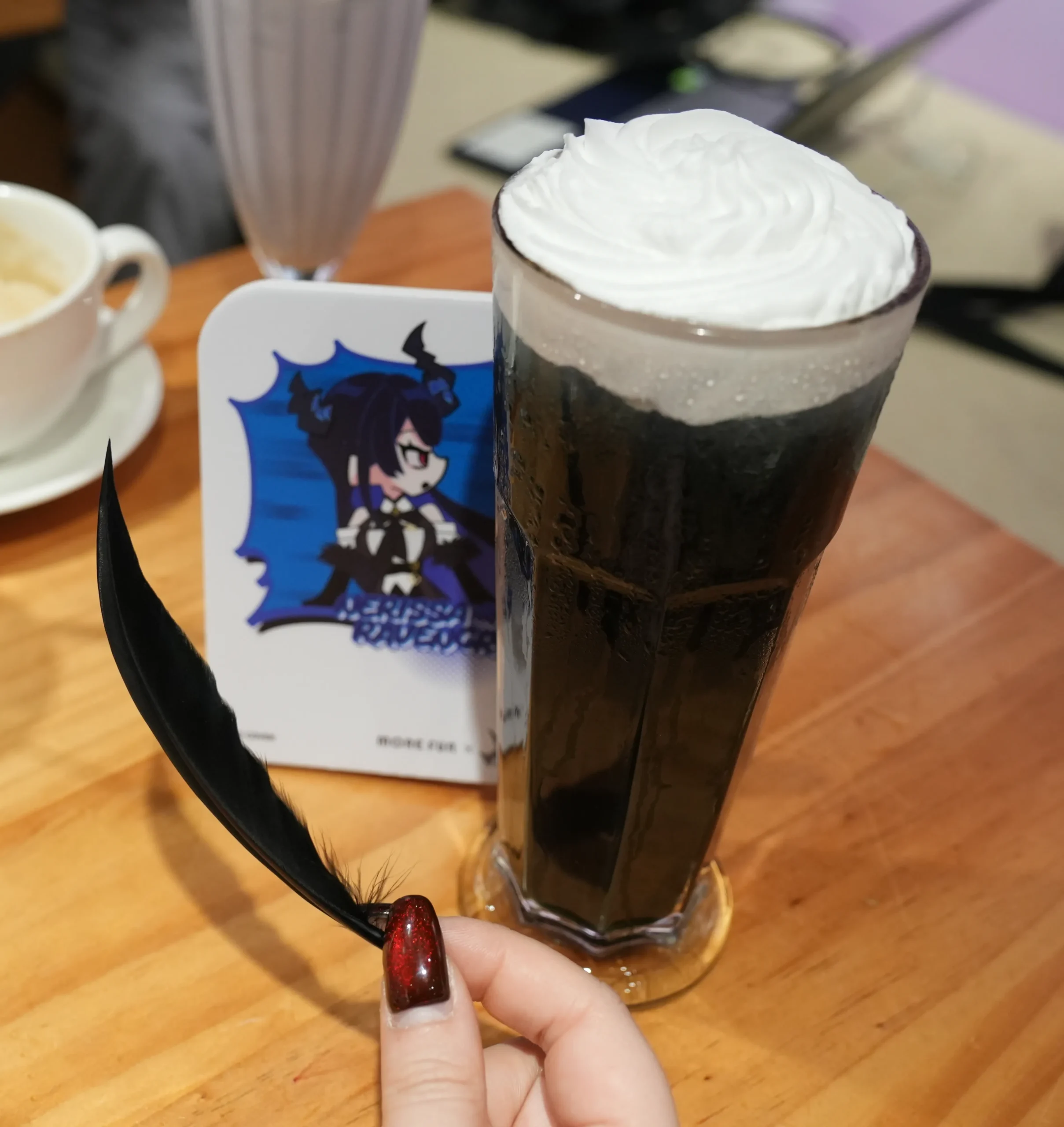 【開箱】延續兩大陣營的交鋒！萌番 More Fun x hololive EN《Advent VS Justice》合作主題餐廳登場！