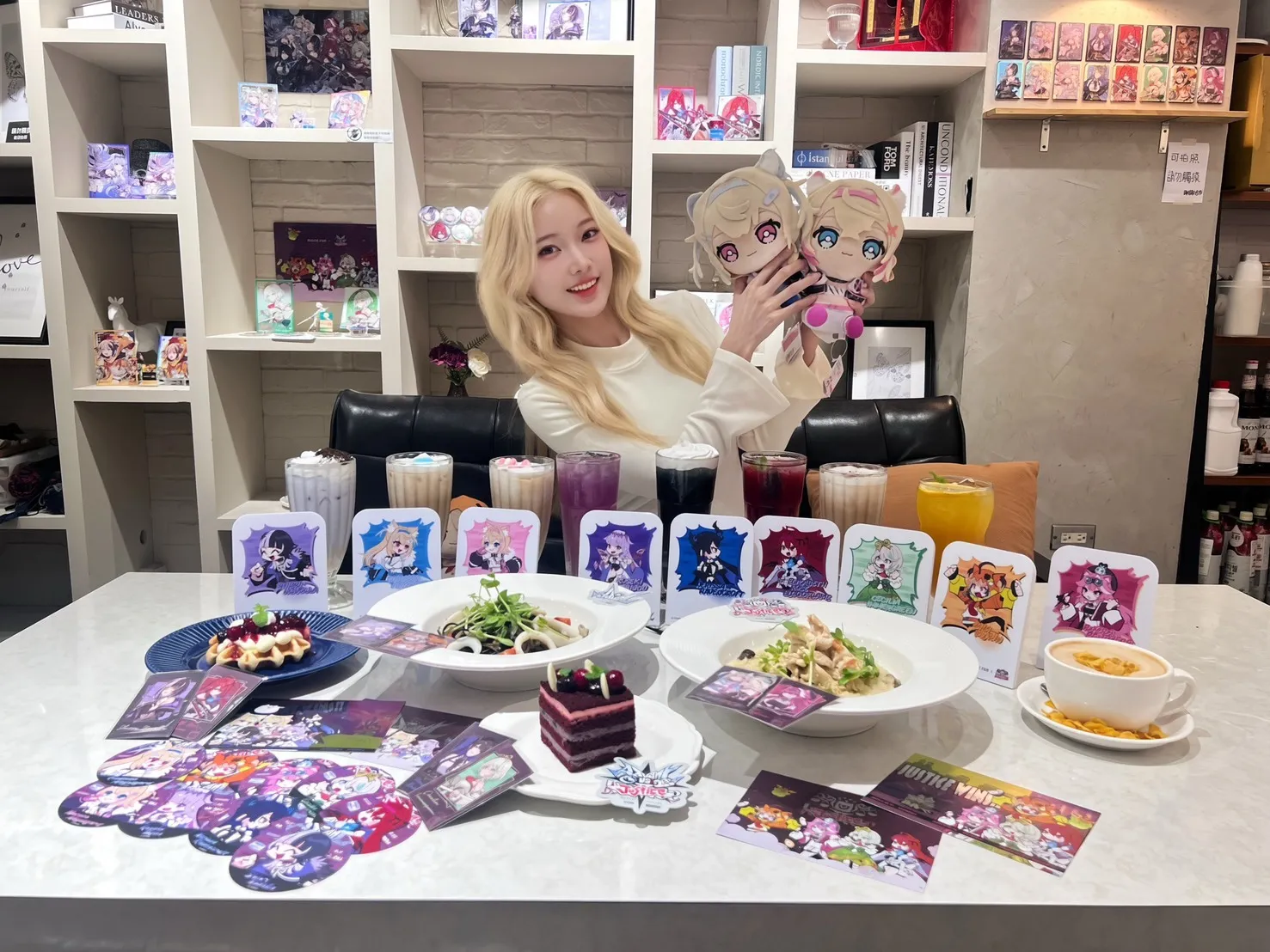 【開箱】延續兩大陣營的交鋒！萌番 More Fun x hololive EN《Advent VS Justice》合作主題餐廳登場！