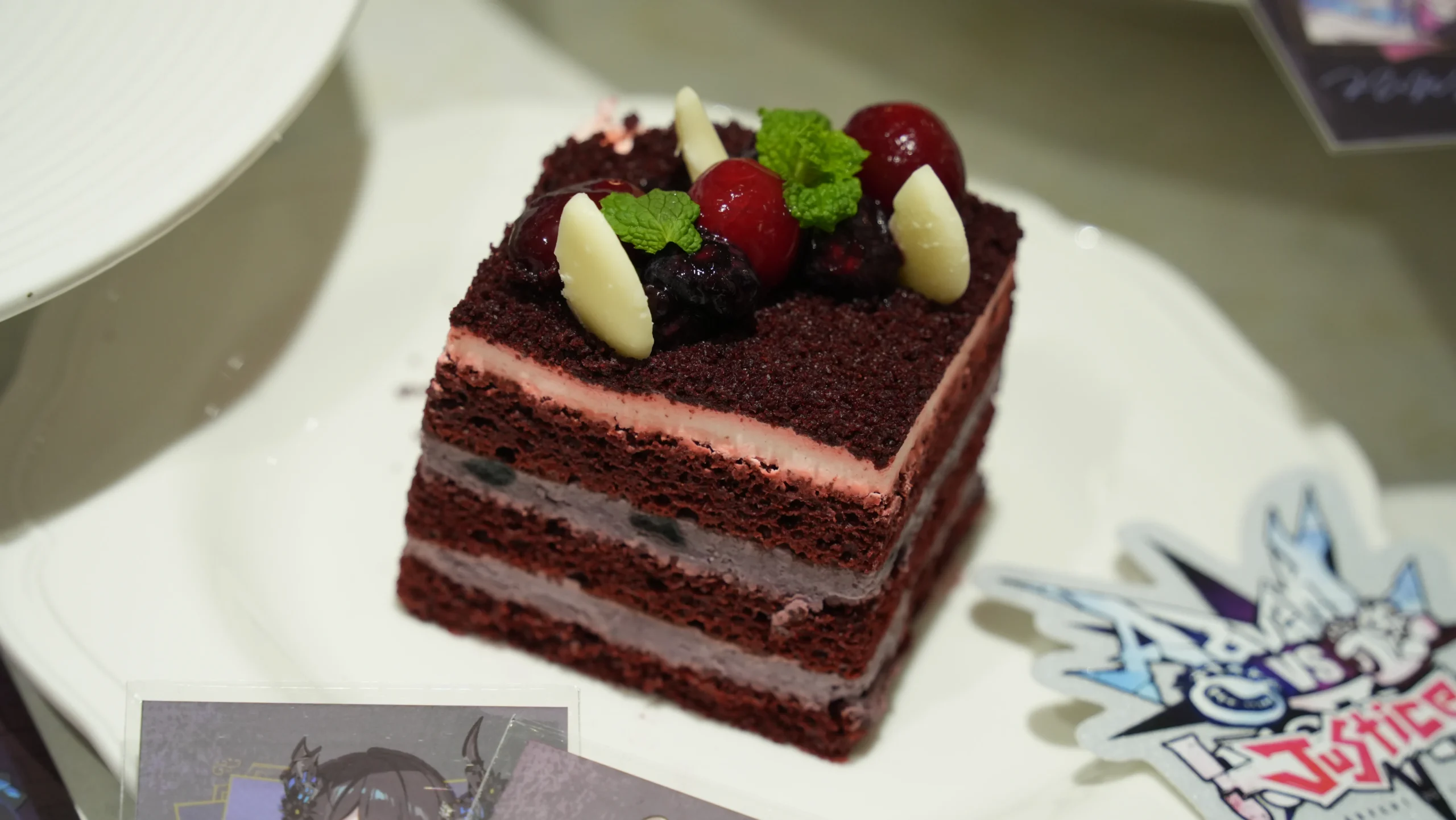 【開箱】延續兩大陣營的交鋒！萌番 More Fun x hololive EN《Advent VS Justice》合作主題餐廳登場！