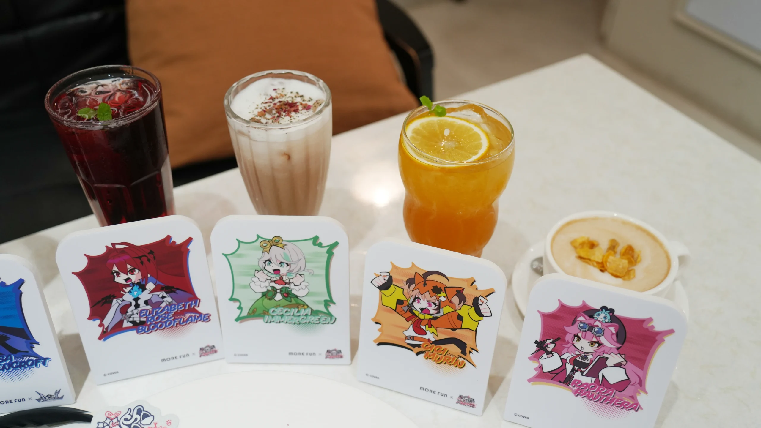 【開箱】延續兩大陣營的交鋒！萌番 More Fun x hololive EN《Advent VS Justice》合作主題餐廳登場！