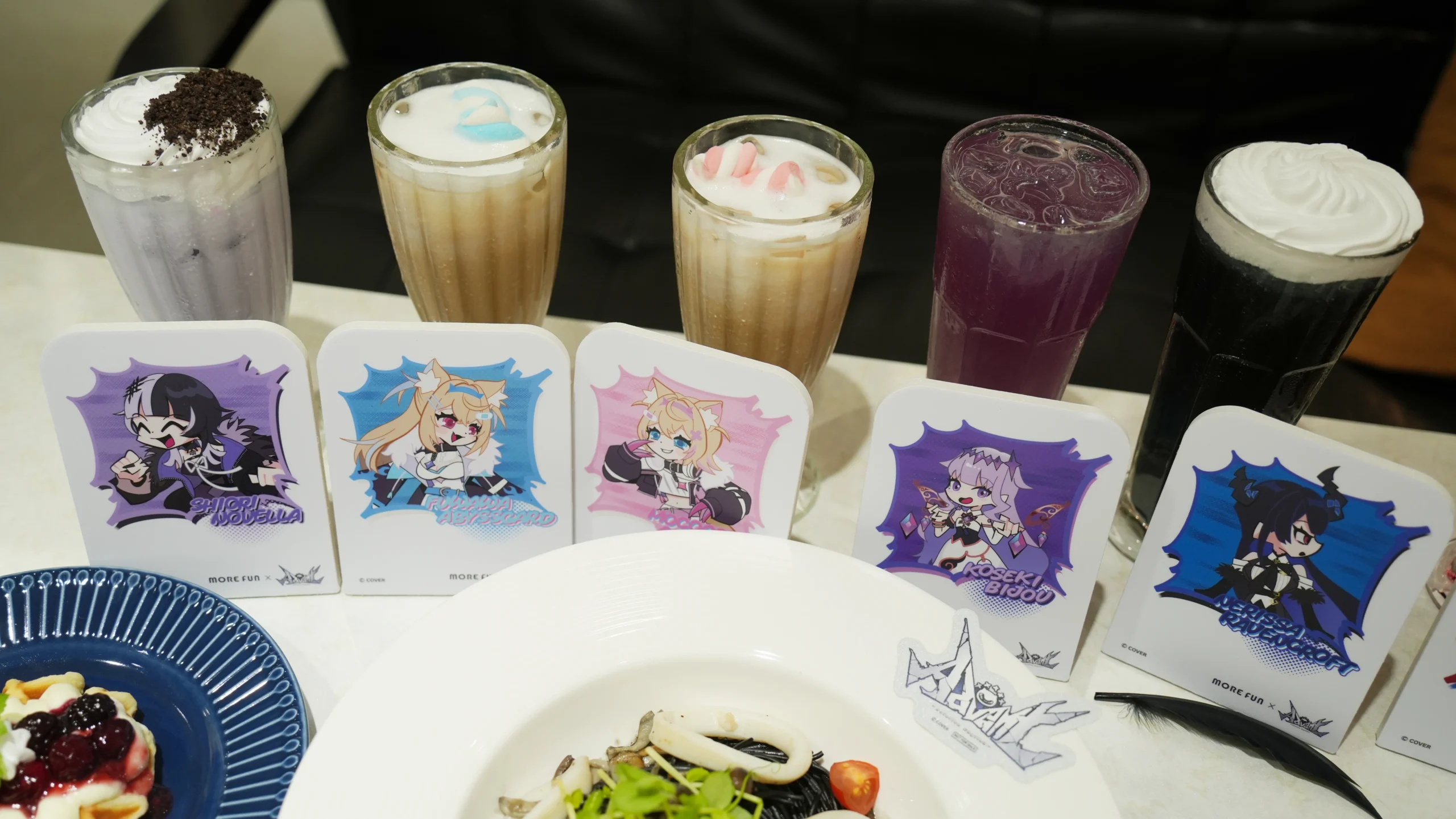 【開箱】延續兩大陣營的交鋒！萌番 More Fun x hololive EN《Advent VS Justice》合作主題餐廳登場！