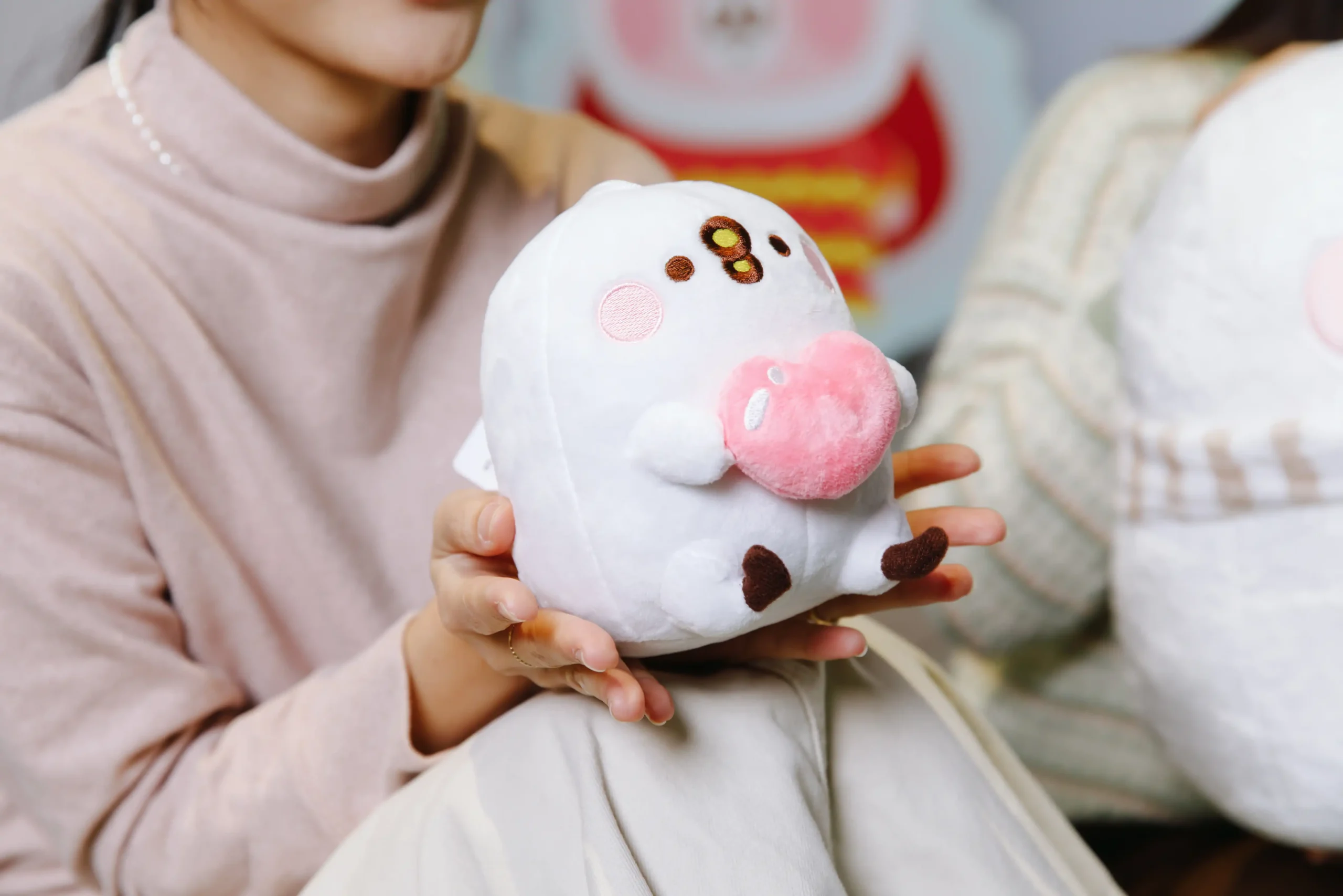 手機遊戲《悠閒消消樂 卡娜赫拉的小動物 豪華大飯店》快閃空間降臨高雄駁二 一秒走進遊戲世界！ 限定版珍珠奶茶、小籠包、舞獅服裝的 P 助與粉紅兔兔來了