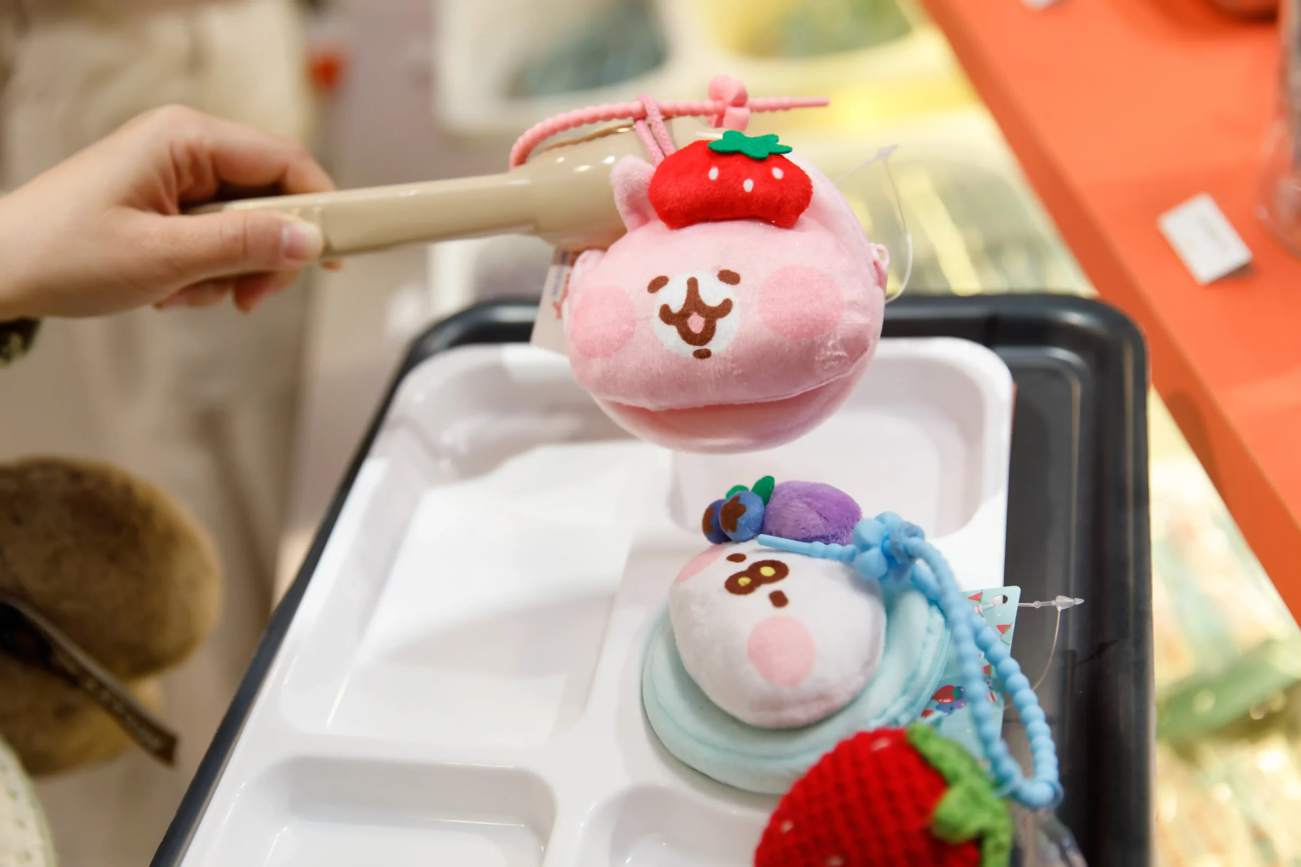 手機遊戲《悠閒消消樂 卡娜赫拉的小動物 豪華大飯店》快閃空間降臨高雄駁二 一秒走進遊戲世界！ 限定版珍珠奶茶、小籠包、舞獅服裝的 P 助與粉紅兔兔來了