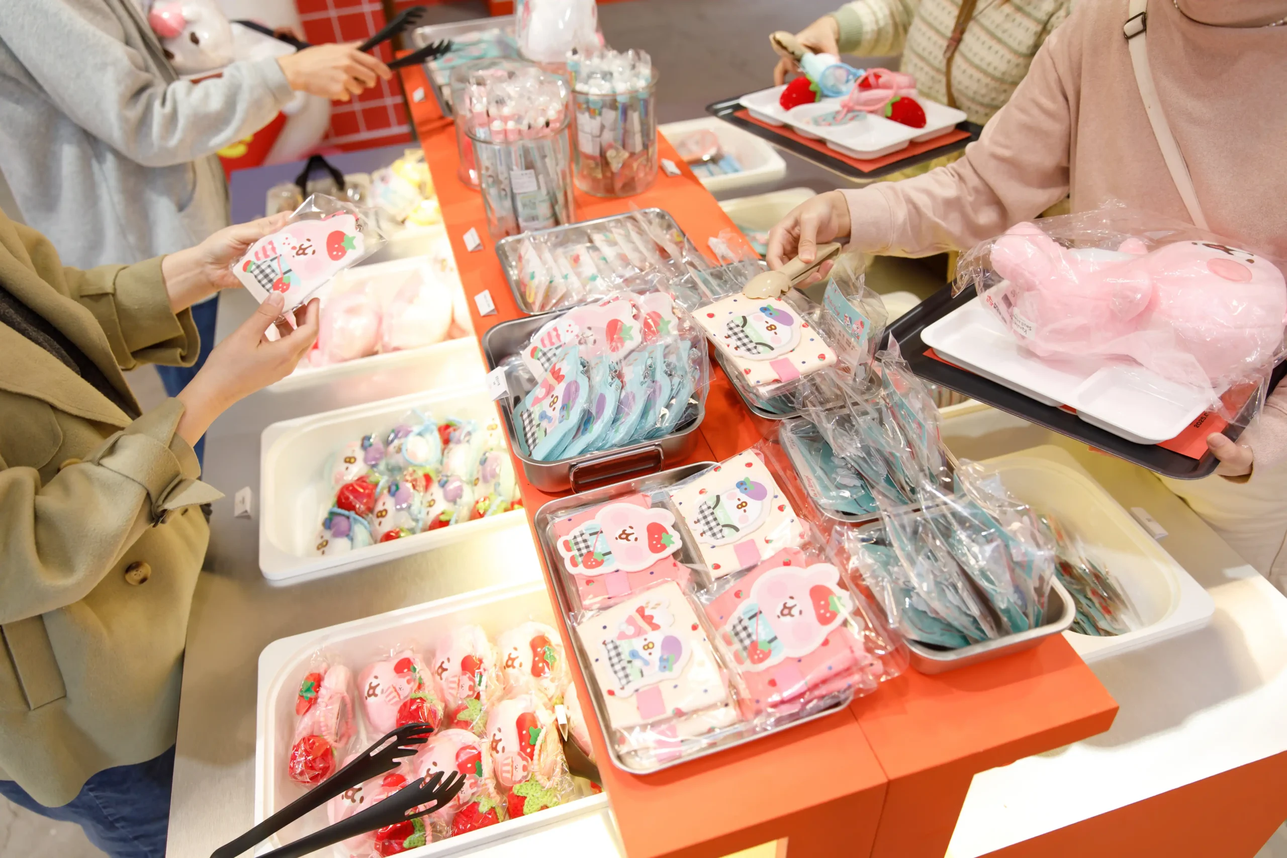 手機遊戲《悠閒消消樂 卡娜赫拉的小動物 豪華大飯店》快閃空間降臨高雄駁二 一秒走進遊戲世界！ 限定版珍珠奶茶、小籠包、舞獅服裝的 P 助與粉紅兔兔來了