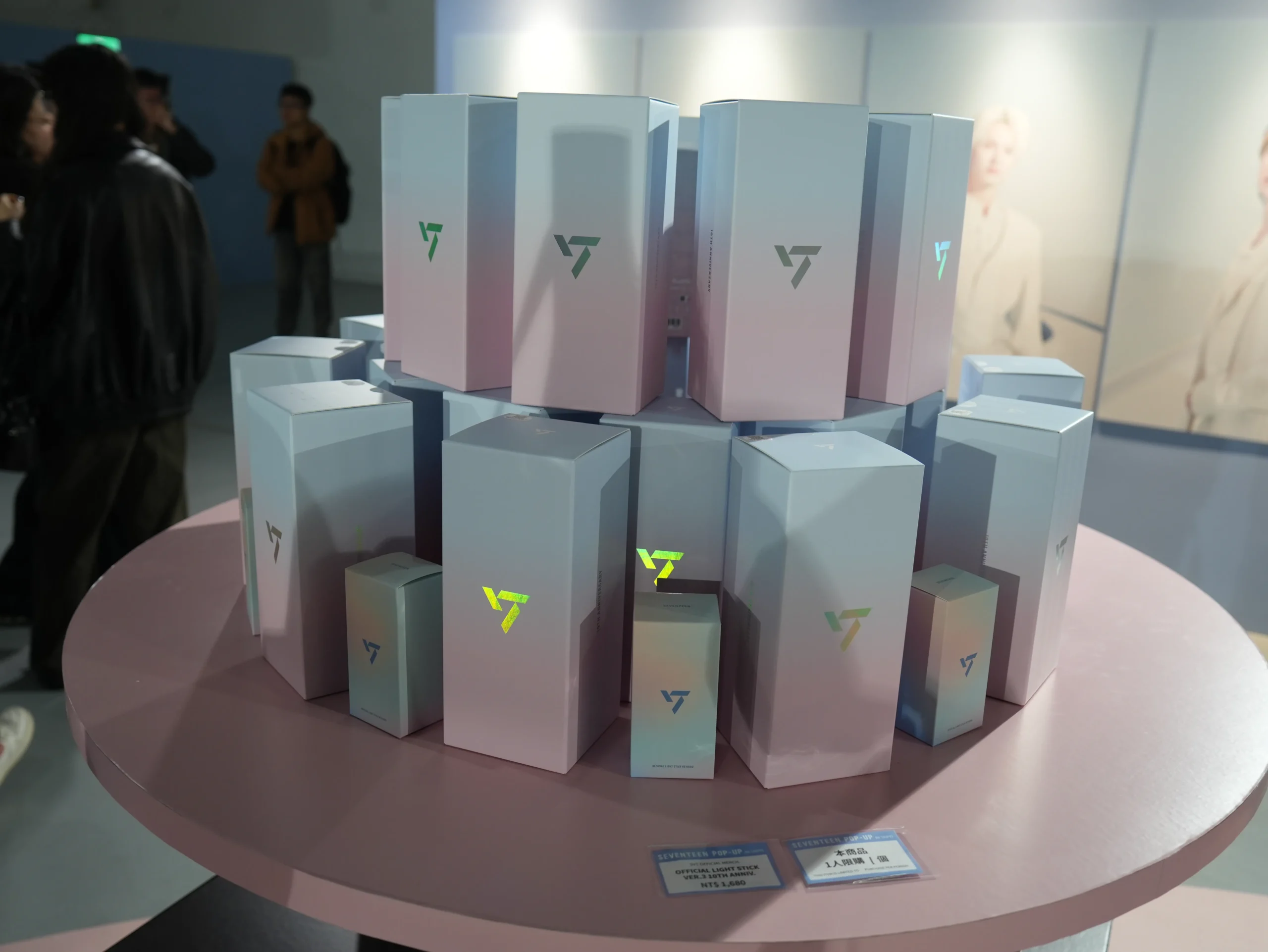 【開箱】集合啦！克拉親友會！SEVENTEEN 官方快閃店正式登場，還有超強打卡互動空間等你蒞臨