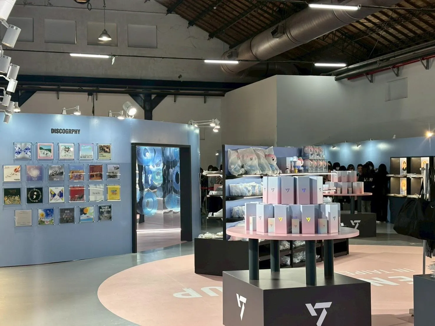 【開箱】集合啦！克拉親友會！SEVENTEEN 官方快閃店正式登場，還有超強打卡互動空間等你蒞臨