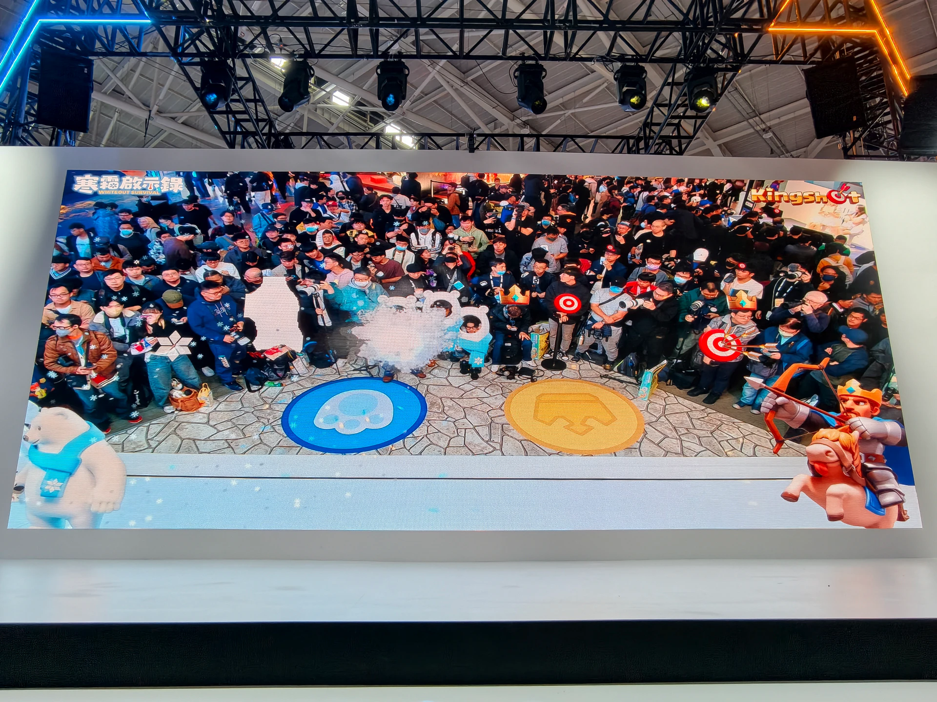 韓援啦啦隊女神登台　《寒霜啟示錄》、《KingShot》舞台首日人潮爆滿