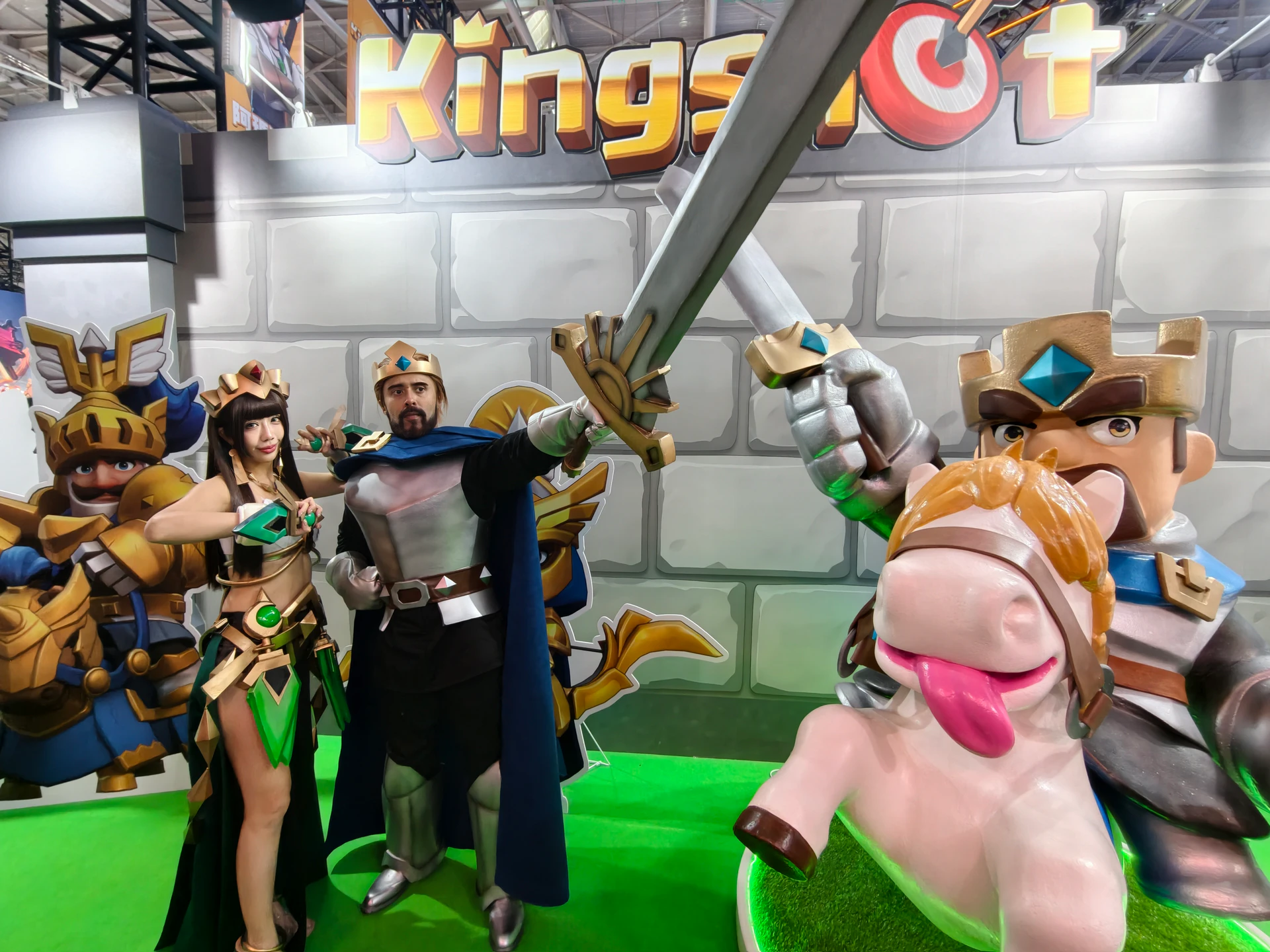 韓援啦啦隊女神登台　《寒霜啟示錄》、《KingShot》舞台首日人潮爆滿