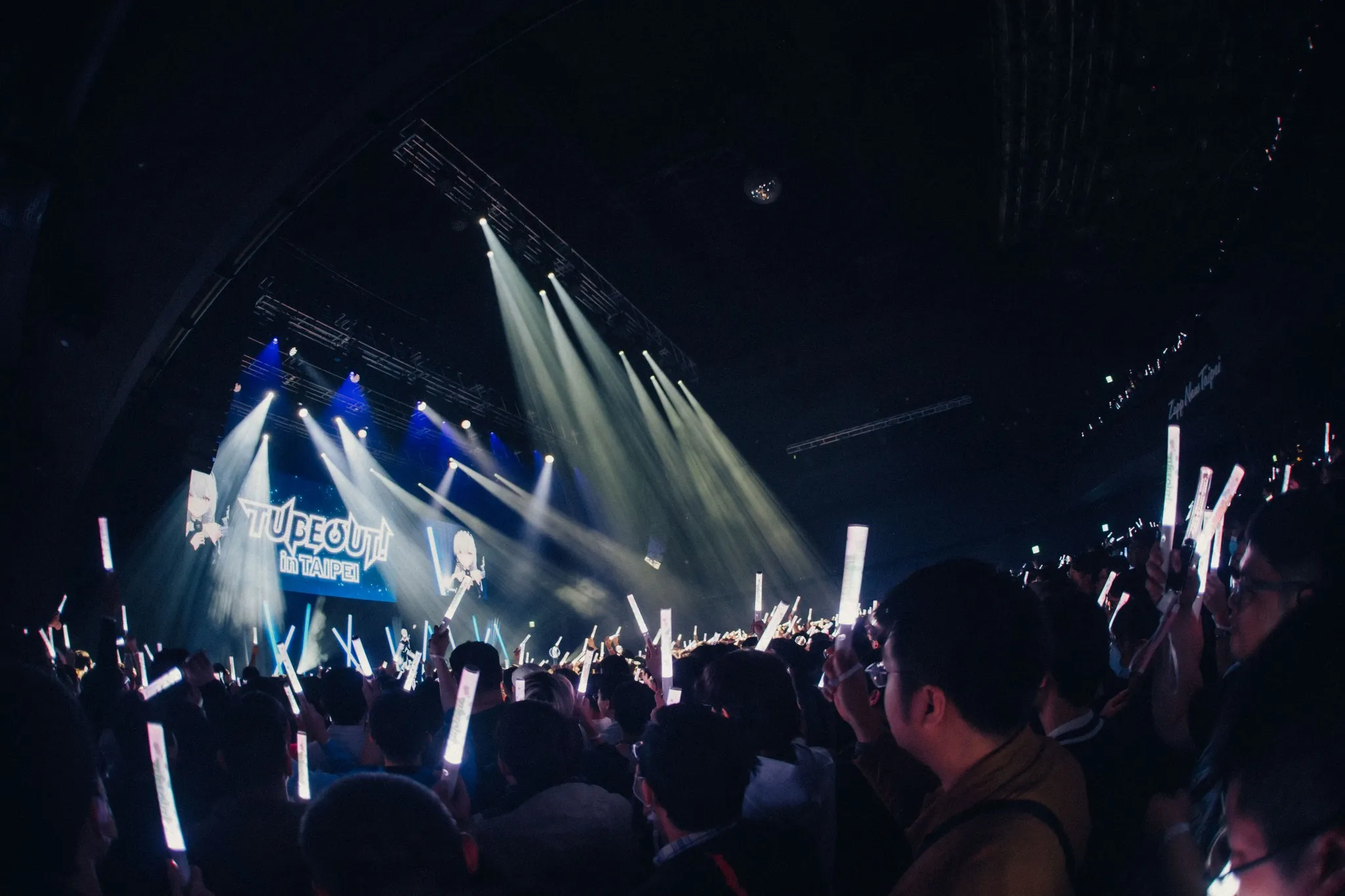【開箱】歌姬們跨越次元與國境，唱出《TUBEOUT! in TAIPEI 2026》虛實交織的歌聲盛宴