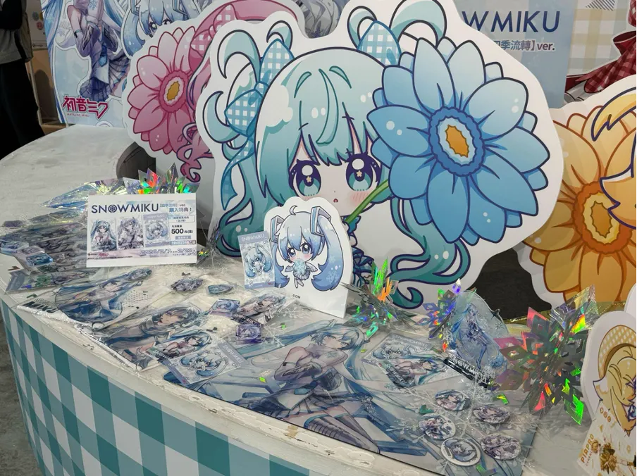 《初音未來 快閃店 - SNOW MIKU & Piapro Characters Flower*Retro Look 》快閃店於 2 月 7 日至 2 月 22 日在台北松菸文創園區登場！