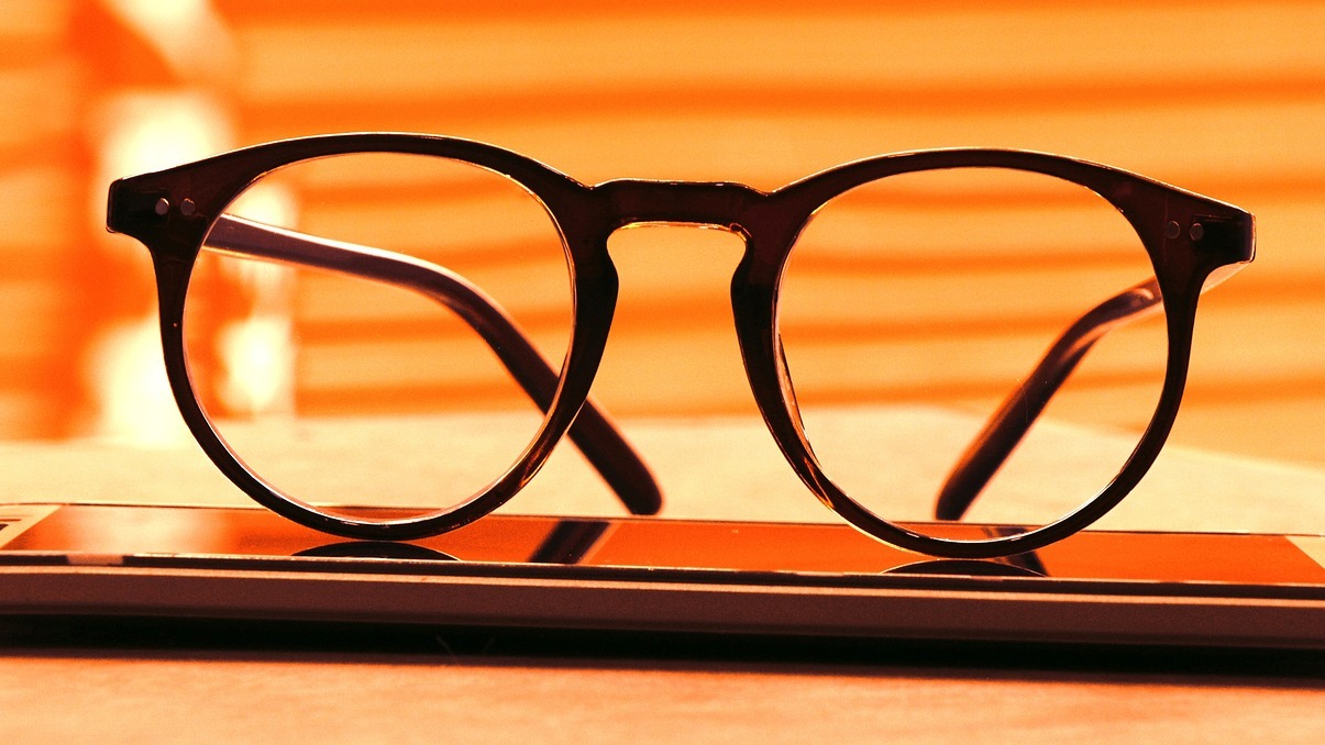 智慧眼鏡在附近？Meta Ray-Ban惹隱私焦慮　業餘開發者推Nearby Glasses「抓眼鏡」