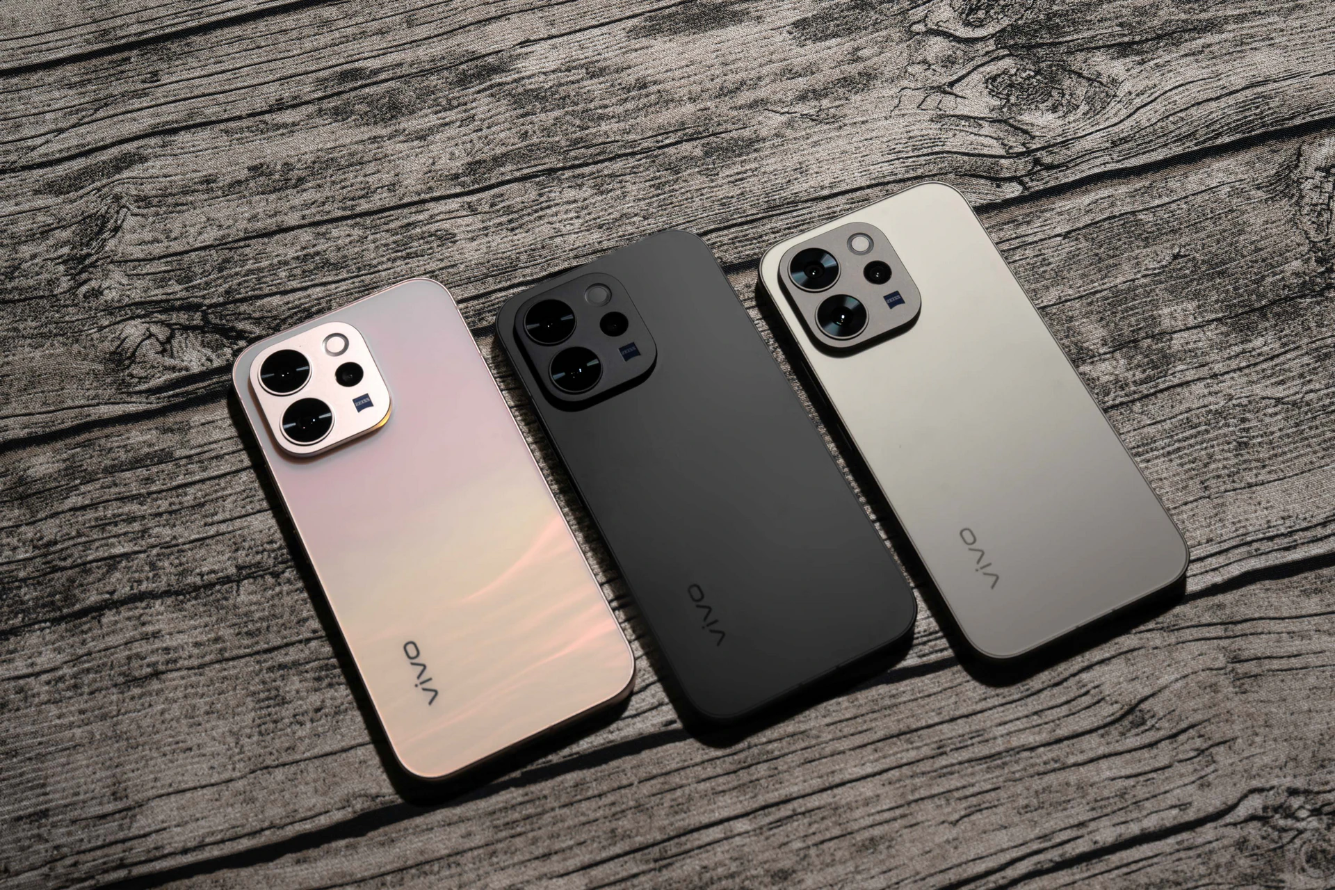 「舞台模式」首次下放！vivo V70系列登台　AI修圖大師、魔法換天、聲音橡皮擦一次上