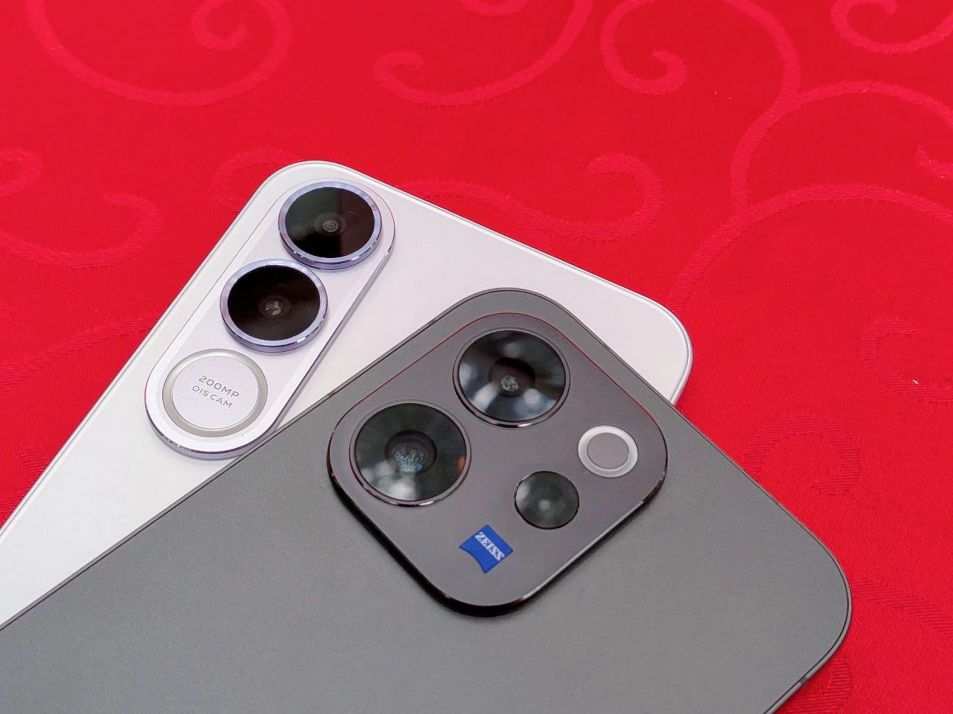 「舞台模式」首次下放！vivo V70系列登台　AI修圖大師、魔法換天、聲音橡皮擦一次上