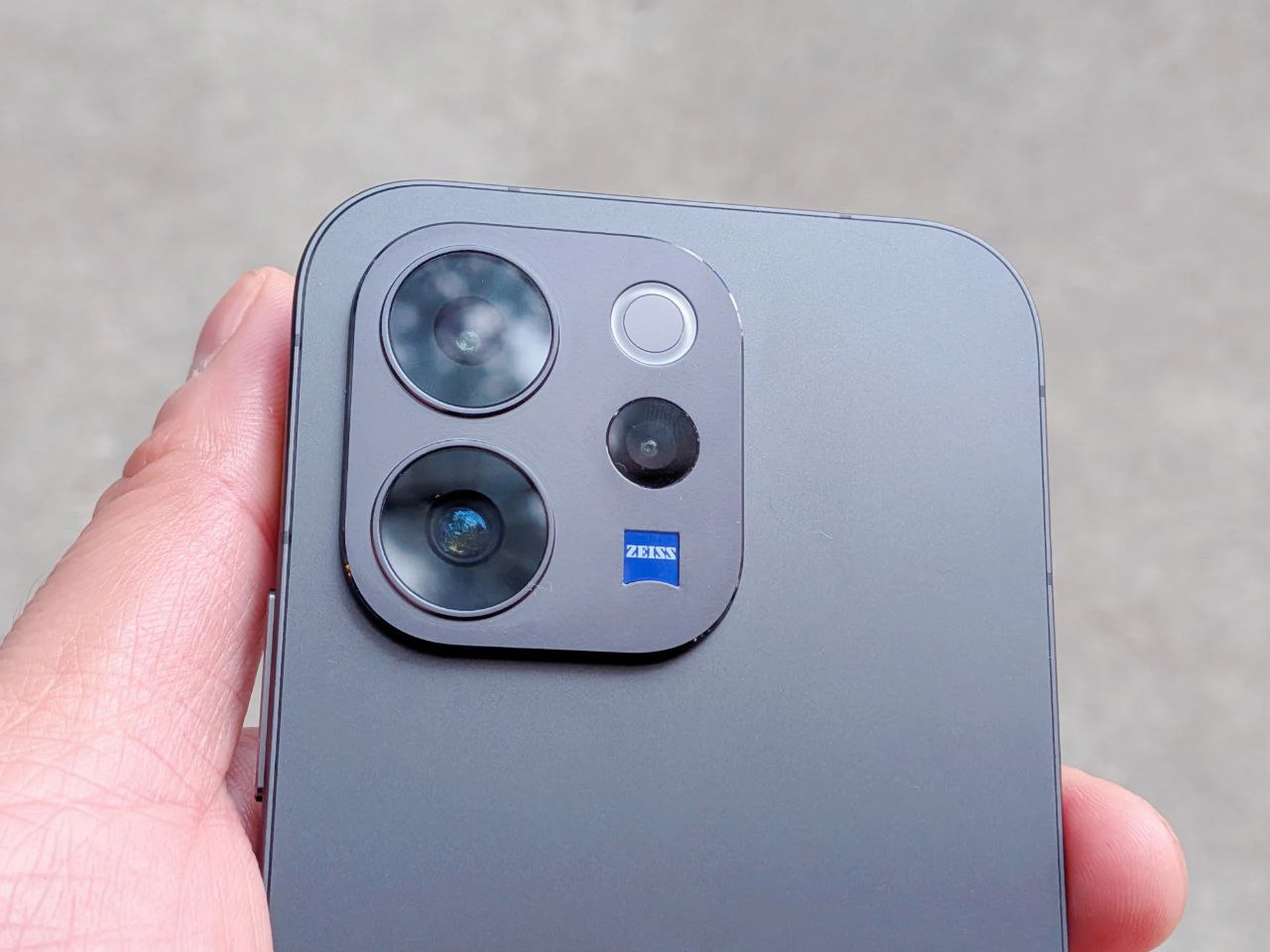 「舞台模式」首次下放！vivo V70系列登台　AI修圖大師、魔法換天、聲音橡皮擦一次上